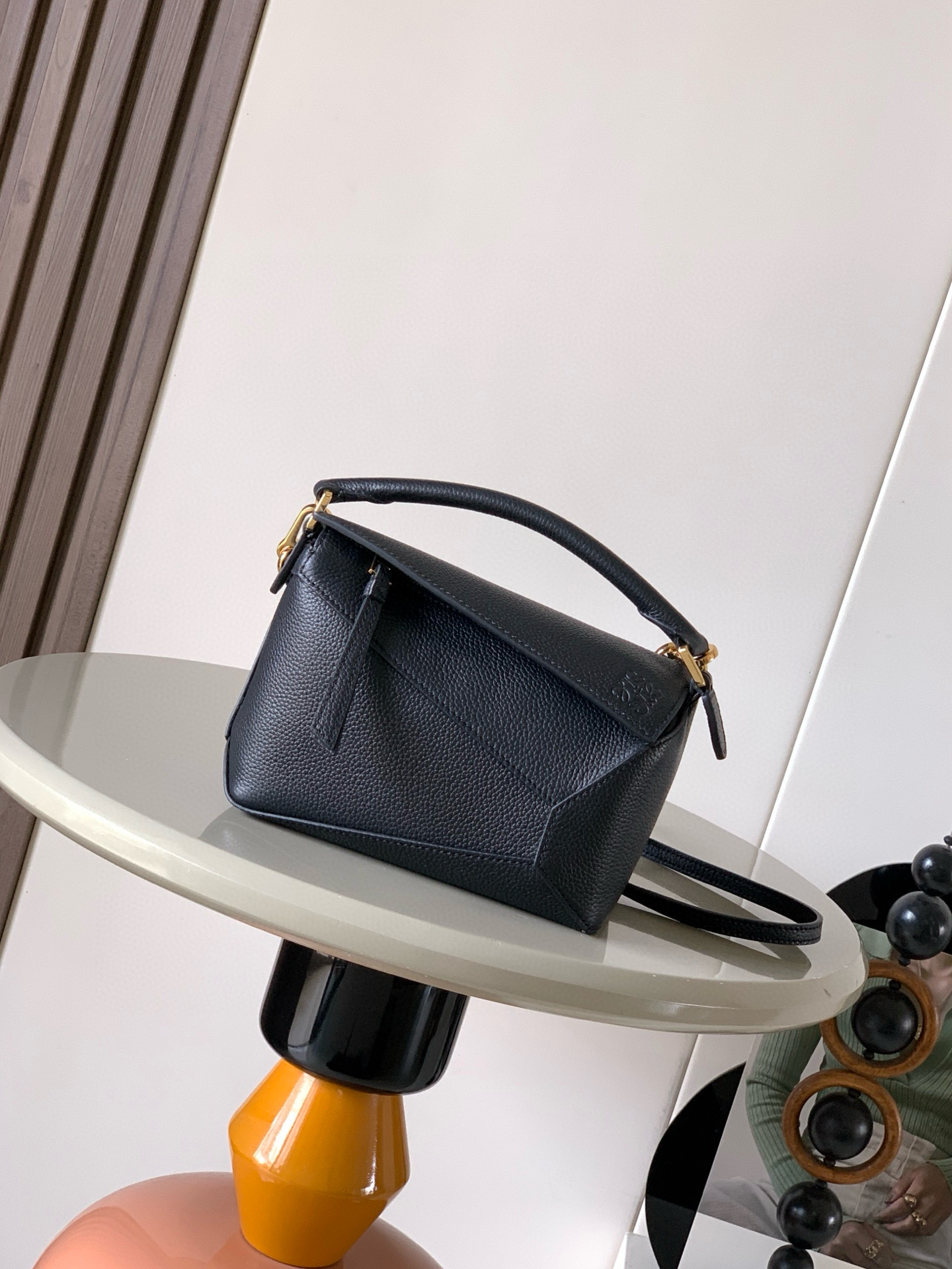 NO:741314,The popular new version of the geometric bag mini 18CM original imported pebbled calfskin Puzzle handbag is the creative director of Jonathan.  Anderson's first handbag for L0EWE The cuboid shape and precise cutting techniques create the unique geometric lines of the Puzzle. This mini version is crafted from classic cowhide leather The Mini Puzzle  It can accommodate, for example, a small vertical wallet, mobile phones of most sizes (up to 6.1 inches) and sunglasses cases to be carried across the body, on the shoulder, in the hand or by the top handle. The detachable shoulder strap almost ignores the weight of the bag itself, making it practical for carrying mobile phones, small purses, lipsticks and powders when going out, without any sense of cumbersomeness, and a relaxed and happy life starts from now on (the xs and plus you are most concerned about are all OK). Size 18～12.5～8CM, style number 9310～8003  Color black gold buckle, Loewe, loewe, wallets, cowhide19860909爆款新版本几何包迷你18CM原厂进口荔枝纹小牛皮Puzzle手袋是创意总监乔纳森．安德森为 L0EWE 推出的首款手提包长方体形状和精确的切割技术创造了 Puzzle 独特的几何线条.这个迷你版本采用经典牛皮革制成迷你 Puzzle 可以容纳例如一只小号垂直钱包、大多数尺寸的手机（最大6.1英寸）和太阳镜盒斜挎、肩背、手拿或顶部提手携带.可拆卸肩带包包自身重量几乎忽略,炒鸡实用,出门装手机小钱包口红粉饼,毫无累赘感,轻松愉快人生从此开启(你们最关心的xs,plus都ok哈） 尺寸18～12.5～8CM 款号9310～8003 颜色黑色金扣,罗意威,loewe,wallets,cowhide,Bag