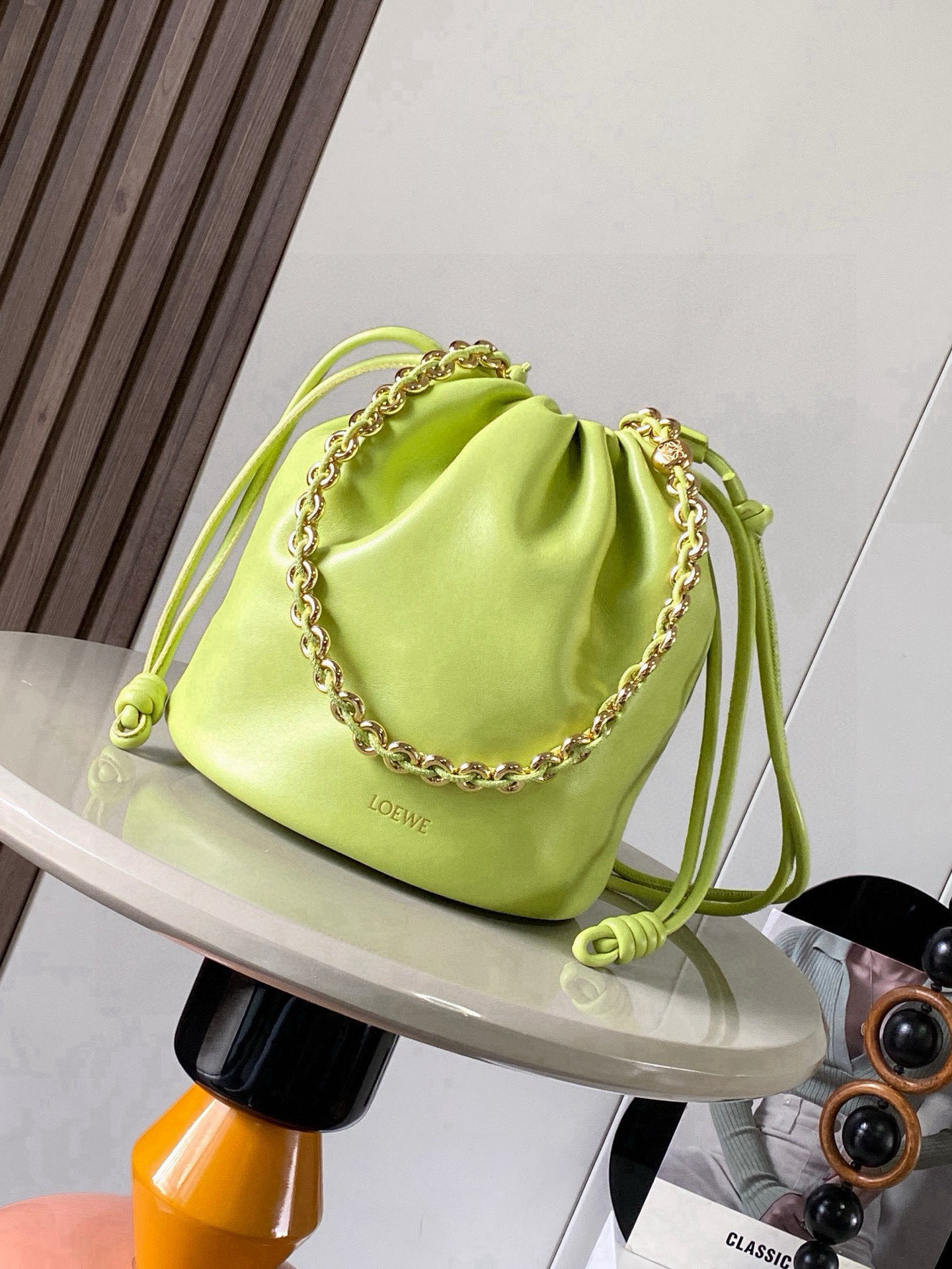 NO:741330,New soft nappa sheep leather Flamenco Purse Bucket bucket handbag The new Flamenco Purse handbag adopts pleated design and key details such as iconic knots on the side Bucket  The Bucket bag is available in new sizes for everyday use while retaining the collection's feminine style. The style is stylish and versatile and can be worn over the shoulder with a donut chain or worn cross-body with a leather strap. This version is made from soft nappa leather.  Bronzing or silver, size 32cm～17cm～24cm, style number 9062, color: celery green, Loewe, loewe, sheepskin19860909新款柔软纳帕羊皮革 Flamenco Purse Bucket 水桶手袋新品Flamenco Purse 手袋采用褶皱设计侧面搭配标志性绳结等关键细节Bucket 水桶手袋推出适合日常使用的全新尺寸同时保留此系列的柔美风格.款式时尚百搭,可搭配甜甜圈链条肩背或搭配皮革肩带斜挎此版本采用柔软纳帕羊皮革制成.＊可肩背、斜挎或手提＊可拆卸可调节皮革肩带＊可拆卸甜甜圈链条饰有 Anagram 镌刻卵石纹＊低调的磁扣开合＊绒面革衬里＊ L O EWE 烫金或烫银 尺寸32cm～17cm～24cm 款号9062 颜色回芹绿,罗意威,loewe,sheepskin,Bag