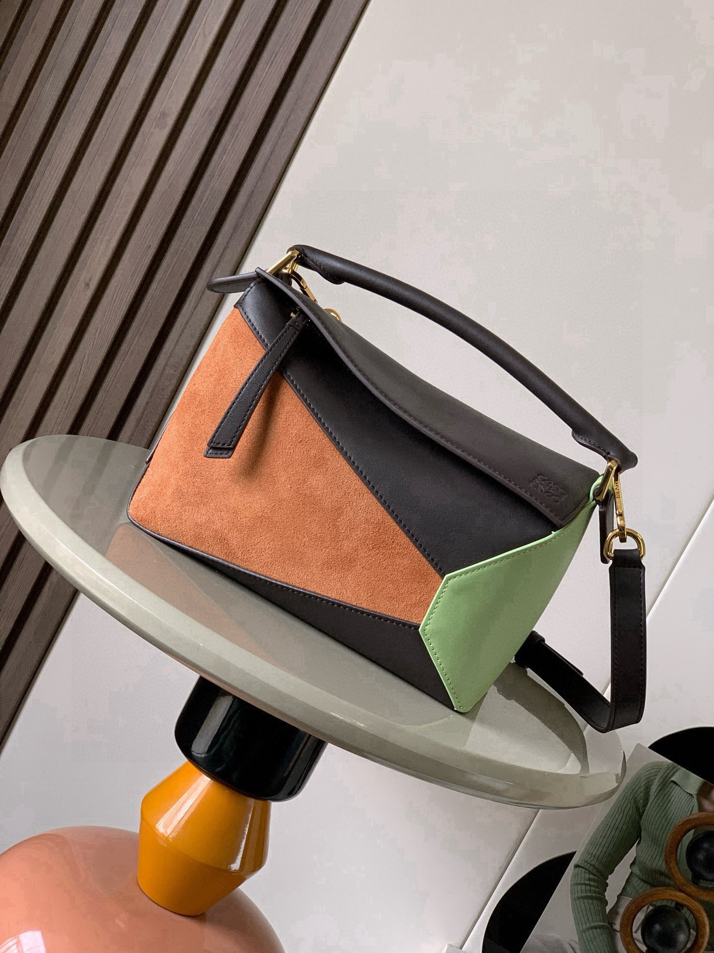 NO:741404,New version of geometric bag small 24CMPuzzle handbag!  Original imported nappa calf leather Luojia's popular geometric bag Puzzle handbag is the first handbag launched by creative director Jonathan Anderson for L0EWE. The rectangular shape and precise cutting technology create Puzzle's unique geometric lines. This small size version is made of soft nappa calf leather.  Color: Dark brown, light pear green. Style number: 9311～8010. Size: 24CM～16CM～10CM. Loewe, loewe, loewe, wallets, cowhide19860909新版本几何包小号24CMPuzzle手袋！原厂进口纳帕小牛皮罗家爆款几何包Puzzle 手袋是创意总监乔纳森·安德森为 L0EWE 推出的首款手提包长方体形状和精确的切割技术创造了 Puzzle 独特的几何线条这个小尺寸版本采用柔软纳帕小牛皮革制成＊小号Puzzle 可以容纳例如一只大号钱包所有尺寸的手机和太阳镜斜、肩背、手拿或顶部提手携带＊可拆卸 颜色黑茶色浅梨绿 款号9311～8010 尺寸24CM～16CM～10CM,罗意威,loewe,loewe,wallets,cowhide,Bag