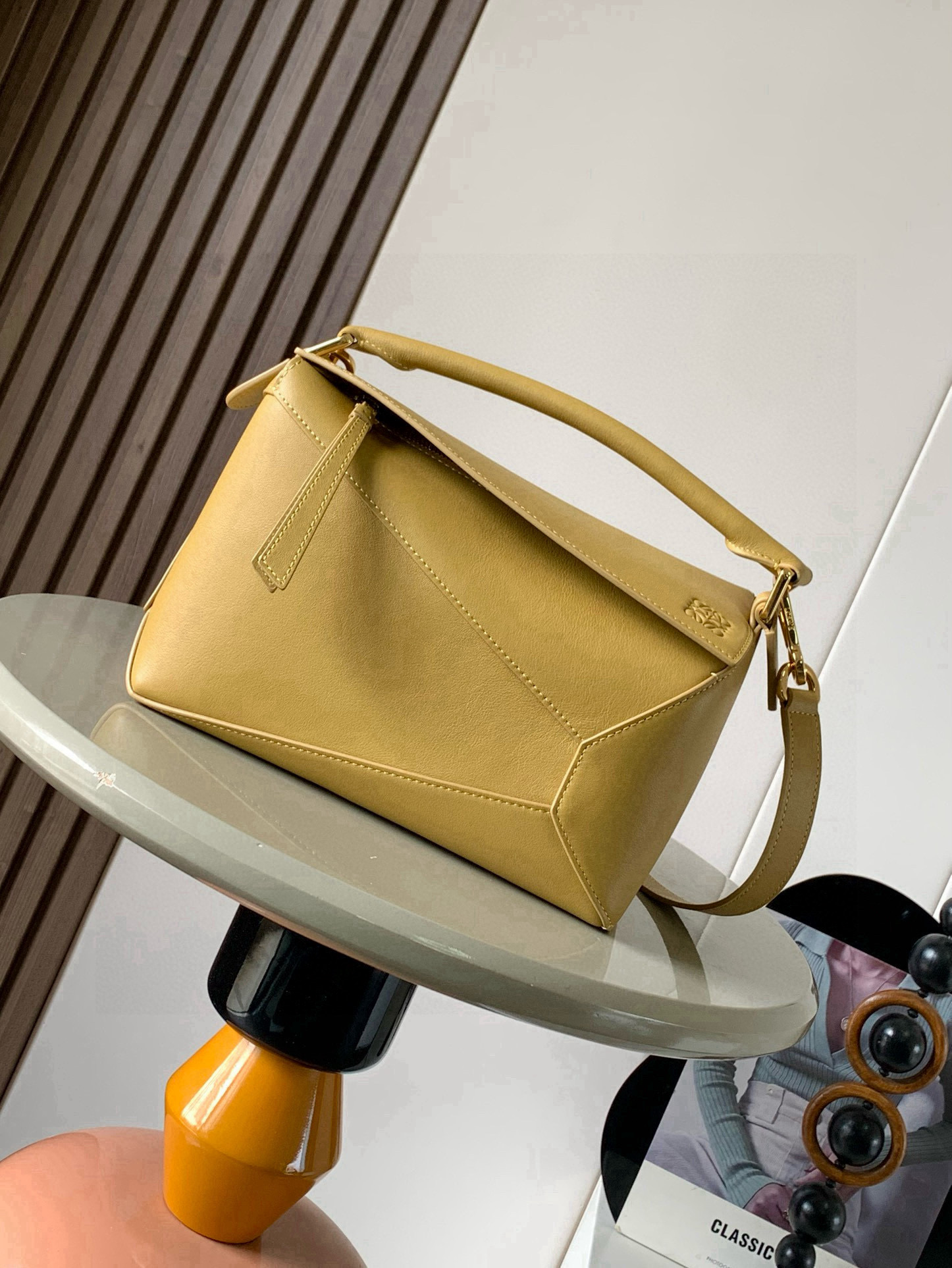 NO:741410,New version of geometric bag small 24CMPuzzle handbag!  Original imported nappa calf leather Luojia's popular geometric bag Puzzle handbag is the first handbag launched by creative director Jonathan Anderson for L0EWE. The rectangular shape and precise cutting technology create Puzzle's unique geometric lines. This small size version is made of soft nappa calf leather.  Size 24CM～16CM～10CM Style number 9311～8010 Color desert yellow, Loewe, loewe, loewe, wallets, cowhide19860909新版本几何包小号24CMPuzzle手袋！原厂进口纳帕小牛皮罗家爆款几何包Puzzle 手袋是创意总监乔纳森·安德森为 L0EWE 推出的首款手提包长方体形状和精确的切割技术创造了 Puzzle 独特的几何线条这个小尺寸版本采用柔软纳帕小牛皮革制成＊小号Puzzle 可以容纳例如一只大号钱包所有尺寸的手机和太阳镜斜、肩背、手拿或顶部提手携带＊可拆卸 尺寸24CM～16CM～10CM 款号9311～8010 颜色沙漠黄,罗意威,loewe,loewe,wallets,cowhide,Bag