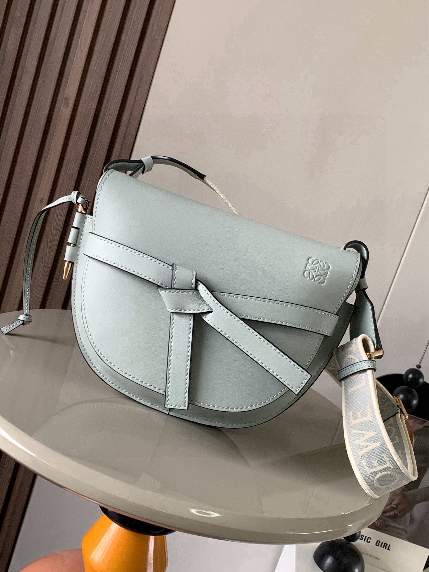 NO:741468,Popular small size 25CM new letter wide shoulder strap saddle bag Gate Duel handbag wide shoulder strap is simply the pen of the soul, giving gate a new life. The bag body is made of soft cow leather, removable and adjustable cowhide embroidered shoulder strap for single shoulder crossbody, waist bag and chest bag. The back and upper body are very elegant. The capacity is also very online. The bow is not only a decoration, but also the only socket on the bag cover. There is only one brand logo in the whole bag.  The bullet-type brass hosel has no other hardware accessories. It is completely made of high-end Western European traditional leather craftsmanship and design style. So it is lightweight and the shoulder straps can be adjusted in length. Girls of any height can control it. This is very nice. Size 25CM~19CM~11.5CM. Style No. 9004. Color: powder gray, Loewe, loewe, cowhide.19860909爆款小号25CM新款字母宽肩带马鞍包Gate Duel手袋寛肩带简直是灵魂之笔赋予了gate全新的生命包身采用柔软牛皮革精制而成可拆卸调节牛皮提绣花肩带单肩斜挎、腰包 胸包都非常~背上身很显气质 容量也非常在线 蝴蝶结不仅是装饰,也是包盖的唯一插口全包只有一个带品牌精致logo 的子弹头式黄铜插鞘没有其他五金配件,完全是高大上的西欧传统皮革工艺性和设计风格So自重轻便,肩带调节长度,任何身高妹纸都可驾驭,这点很nice了 尺寸25CM~19CM~11.5CM 款号9004 颜色粉末灰,罗意威,loewe,cowhide,Bag