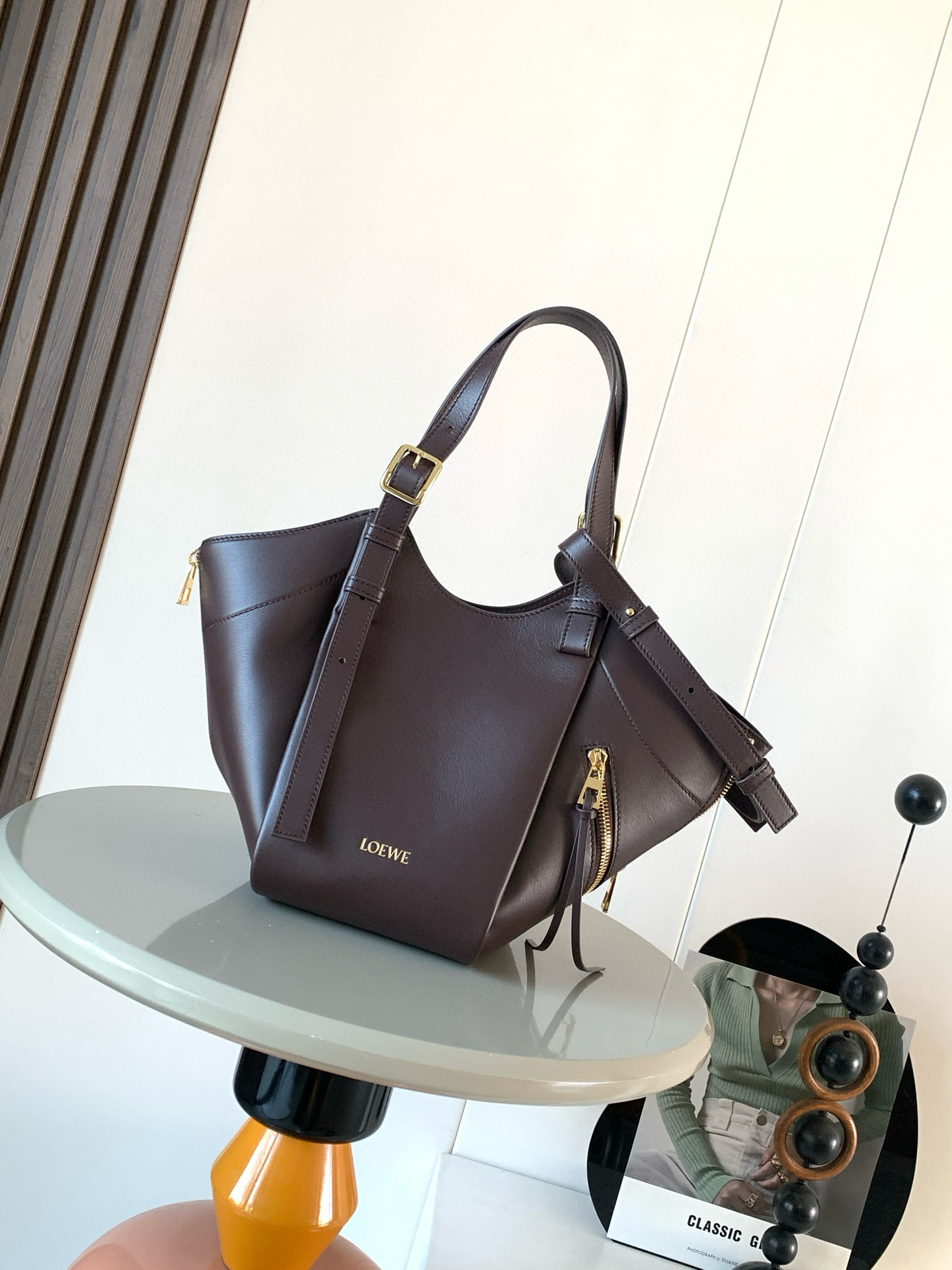 NO:741431,New hammock bag Classic cow leather Hammock Flip Handbag Star's same style Hammock Flip handbag interprets the classic bag with soft texture and practical functions, while continuing the iconic details of the series, using creative stitching and flip structure, it can be used as a shoulder bag or a close-fitting Hobo  Easily convert between handbags This version is made of classic cow leather * Can be worn on the shoulder, cross-body or handheld * Detachable and adjustable shoulder strap * Magnetic closure * One external zipper pocket, two internal slip pockets * Herringbone cotton canvas lining * L0EWE hot stamping or hot silver Size 22.5CM ~ 22CM ~ 15CM Style No. 9160 Color Browne dark brown, Loewe, Thom Browne, loewe, backpacks, cowhide19860909新款吊床包 经典牛皮革 Hammock Flip 手袋明星同款Hammock Flip 手袋以柔软质感与实用功能诠释经典包款,同时延续该系列的标志性细节采用颇具创意的缝合和翻转结构可于肩背包和贴身 Hobo 手袋之间轻松转换此版本采用经典牛皮革制成*可肩背、斜挎或手提*可拆卸可调节肩带*磁扣开合*一个外部拉链口袋,两个内部插袋*人字纹棉质帆布衬里*L0EWE 烫金或烫银 尺寸22.5CM～22CM～15CM 款号9160 颜色布朗尼深棕,罗意威,thom browne,loewe,backpacks,cowhide,Bag