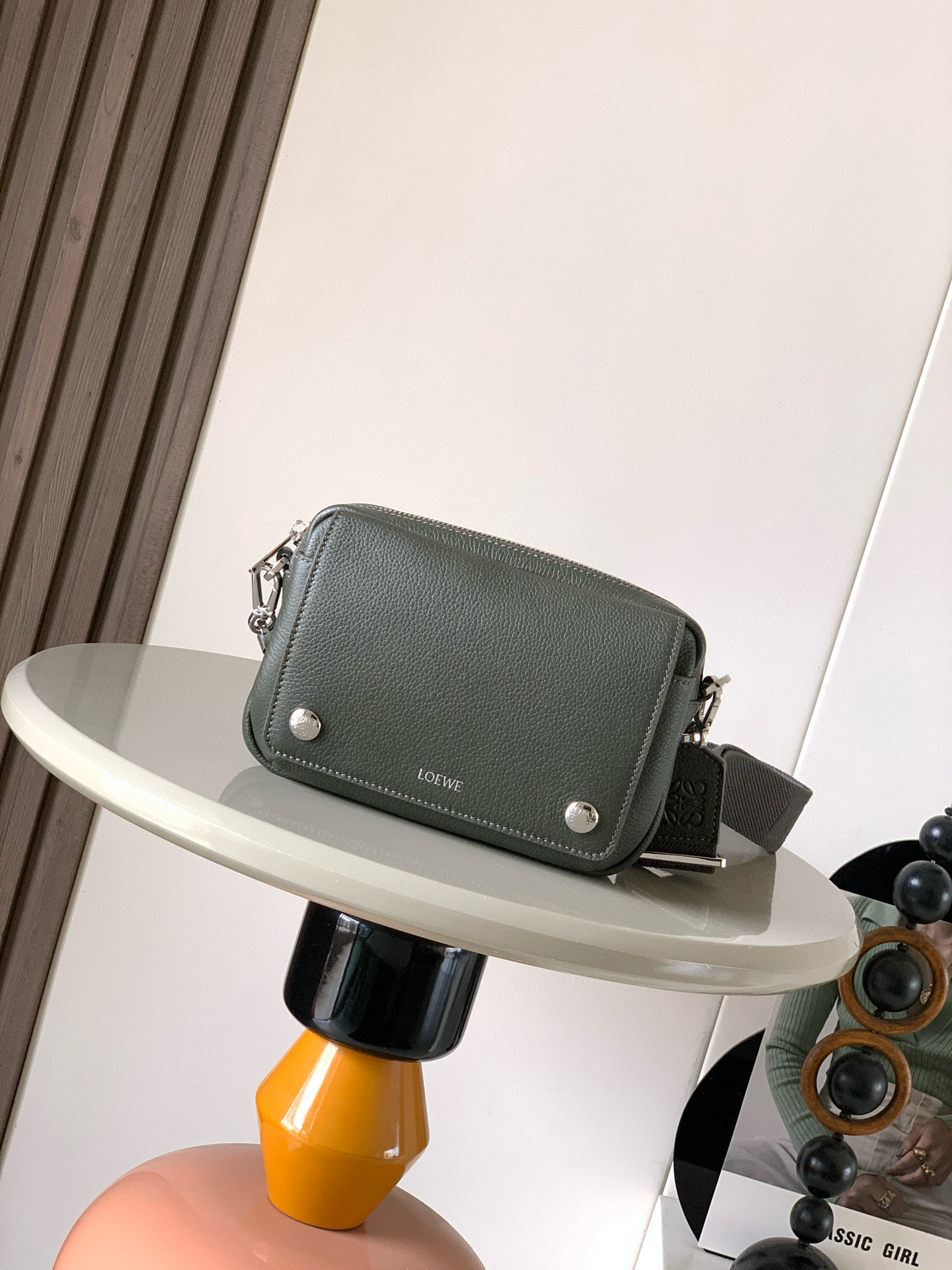 NO:741477,Small Pebble Messenger Bag in Soft Grained Calf Leather Pebble Messenger Bag is a practical and sophisticated design with dual signature Anagram Pebble. This small version is made of soft grained calf leather *Removable and adjustable L0EWE webbing *Zipper closure *One magnetic front pocket, one internal slip pocket *Suede lining *L0EWE hot silver, Anagram Pebble Size 20CM～12.5CM～6CM  Style No. 9149 Color Dark Palm Olive Green, Loewe, loewe, cowhide19860909小号柔软粒面牛皮革 Pebble 邮差包Pebble 邮差包采用实用精巧设计,配有双重标志性 AnagramPebble. 此小号版本采用柔软粒面牛皮革制成*可拆卸可调节L0EWE织带*拉链开合*一个磁扣开合正面口袋,一个内部插袋*绒面革衬里 *L0EWE 烫银,Anagram Pebble 尺寸20CM～12.5CM～6CM 款号9149 颜色深棕榄绿,罗意威,loewe,cowhide,Bag