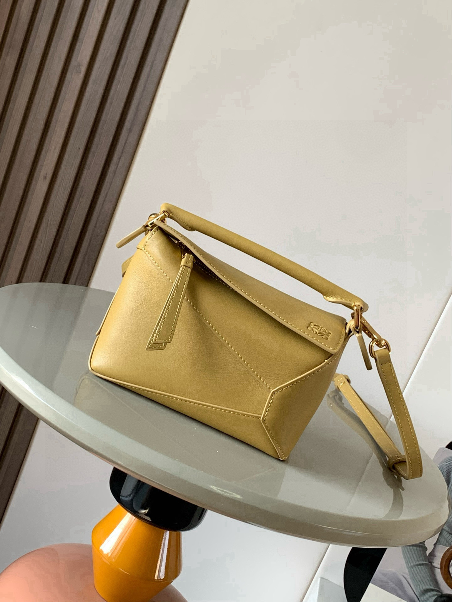 NO:741481,The popular new version of the geometric bag mini 18CM imported Napa calfskin Puzzle handbag is the creative director of Jonathan.  Anderson's first handbag for L0EWE The cuboid shape and precise cutting techniques create the unique geometric lines of the Puzzle. This mini version is crafted from classic cowhide leather The Mini Puzzle  It can accommodate, for example, a small vertical wallet, mobile phones of most sizes (up to 6.1 inches) and sunglasses cases to be carried across the body, on the shoulder, in the hand or by the top handle. The detachable shoulder strap almost ignores the weight of the bag itself, making it practical for carrying mobile phones, small purses, lipsticks and powders when going out, without any sense of cumbersomeness, and a relaxed and happy life starts from now on (the xs and plus you are most concerned about are all OK). Size 18～12.5～8CM, style number 9310～8003  Color desert yellow,loewe,loewe,wallets,cowhide19860909爆款新版本几何包迷你18CM原厂进口纳帕小牛皮Puzzle手袋是创意总监乔纳森．安德森为 L0EWE 推出的首款手提包长方体形状和精确的切割技术创造了 Puzzle 独特的几何线条.这个迷你版本采用经典牛皮革制成迷你 Puzzle 可以容纳例如一只小号垂直钱包、大多数尺寸的手机（最大6.1英寸）和太阳镜盒斜挎、肩背、手拿或顶部提手携带.可拆卸肩带包包自身重量几乎忽略,炒鸡实用,出门装手机小钱包口红粉饼,毫无累赘感,轻松愉快人生从此开启(你们最关心的xs,plus都ok哈） 尺寸18～12.5～8CM 款号9310～8003 颜色沙漠黄,罗意威,loewe,wallets,cowhide,Bag