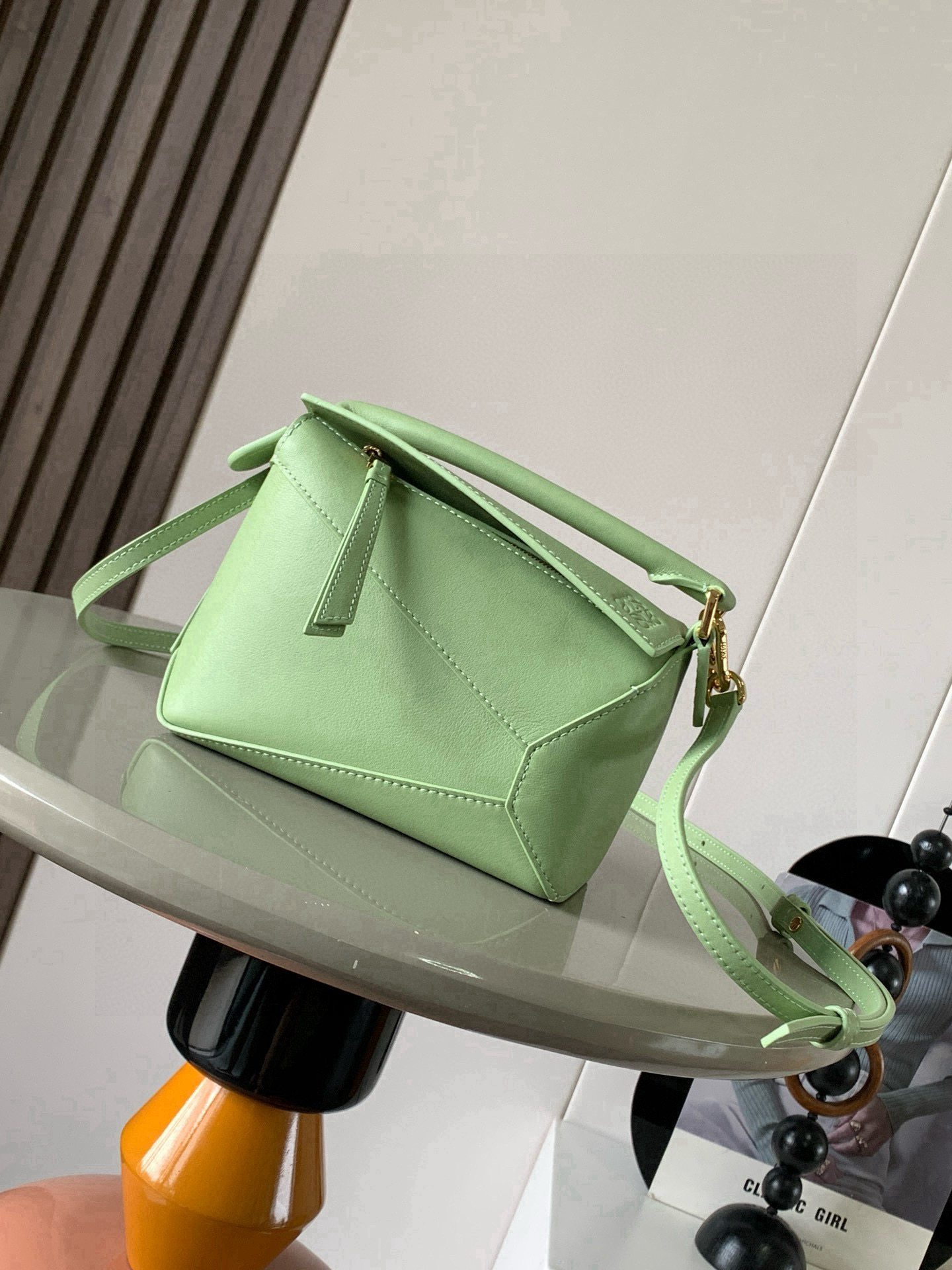 NO:741485,The popular new version of the geometric bag mini 18CM imported Napa calfskin Puzzle handbag is the creative director of Jonathan.  Anderson's first handbag for L0EWE The cuboid shape and precise cutting techniques create the unique geometric lines of the Puzzle. This mini version is crafted from classic cowhide leather The Mini Puzzle  It can accommodate, for example, a small vertical wallet, mobile phones of most sizes (up to 6.1 inches) and sunglasses cases to be carried across the body, on the shoulder, in the hand or by the top handle. The detachable shoulder strap almost ignores the weight of the bag itself, making it practical for carrying mobile phones, small purses, lipsticks and powders when going out, without any sense of cumbersomeness, and a relaxed and happ19860909爆款新版本几何包迷你18CM原厂进口纳帕小牛皮Puzzle手袋是创意总监乔纳森．安德森为 L0EWE 推出的首款手提包长方体形状和精确的切割技术创造了 Puzzle 独特的几何线条.这个迷你版本采用经典牛皮革制成迷你 Puzzle 可以容纳例如一只小号垂直钱包、大多数尺寸的手机（最大6.1英寸）和太阳镜盒斜挎、肩背、手拿或顶部提手携带.可拆卸肩带包包自身重量几乎忽略,炒鸡实用,出门装手机小钱包口红粉饼,毫无累赘感,轻松愉快人生从此开启(你们最关心的xs,plus都ok哈） 尺寸18～12.5～8CM 款号9310～8003 颜色浅梨绿,罗意威,loewe,wallets,cowhide,Bag