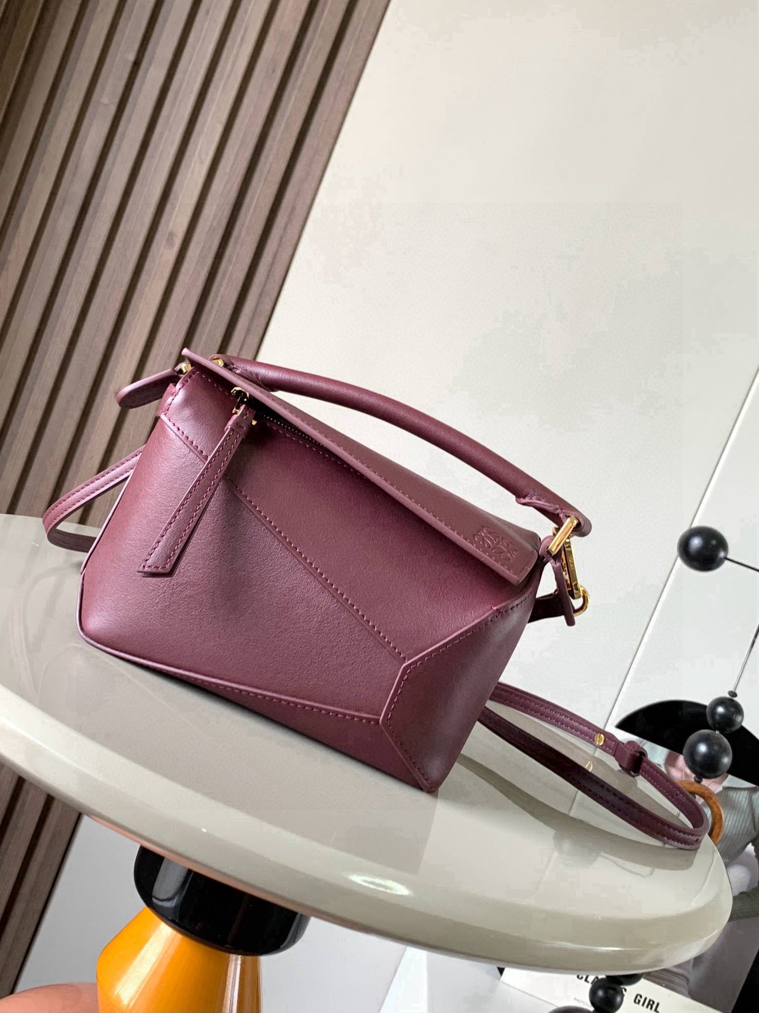 NO:741474,The popular new version of the geometric bag mini 18CM imported Napa calfskin Puzzle handbag is the creative director of Jonathan.  Anderson's first handbag for L0EWE The cuboid shape and precise cutting techniques create the unique geometric lines of the Puzzle. This mini version is crafted from classic cowhide leather The Mini Puzzle  It can accommodate, for example, a small vertical wallet, mobile phones of most sizes (up to 6.1 inches) and sunglasses cases to be carried across the body, on the shoulder, in the hand or by the top handle. The detachable shoulder strap almost ignores the weight of the bag itself, making it practical for carrying mobile phones, small purses, lipsticks and powders when going out, without any sense of cumbersomeness, and a relaxed and happy life starts from now on (the xs and plus you are most concerned about are all OK). Size 18～12.5～8CM, style number 9310～8003  Color burgundy,loewe,loewe,wallets,cowhide19860909爆款新版本几何包迷你18CM原厂进口纳帕小牛皮Puzzle手袋是创意总监乔纳森．安德森为 L0EWE 推出的首款手提包长方体形状和精确的切割技术创造了 Puzzle 独特的几何线条.这个迷你版本采用经典牛皮革制成迷你 Puzzle 可以容纳例如一只小号垂直钱包、大多数尺寸的手机（最大6.1英寸）和太阳镜盒斜挎、肩背、手拿或顶部提手携带.可拆卸肩带包包自身重量几乎忽略,炒鸡实用,出门装手机小钱包口红粉饼,毫无累赘感,轻松愉快人生从此开启(你们最关心的xs,plus都ok哈） 尺寸18～12.5～8CM 款号9310～8003 颜色酒红色,罗意威,loewe,wallets,cowhide,Bag