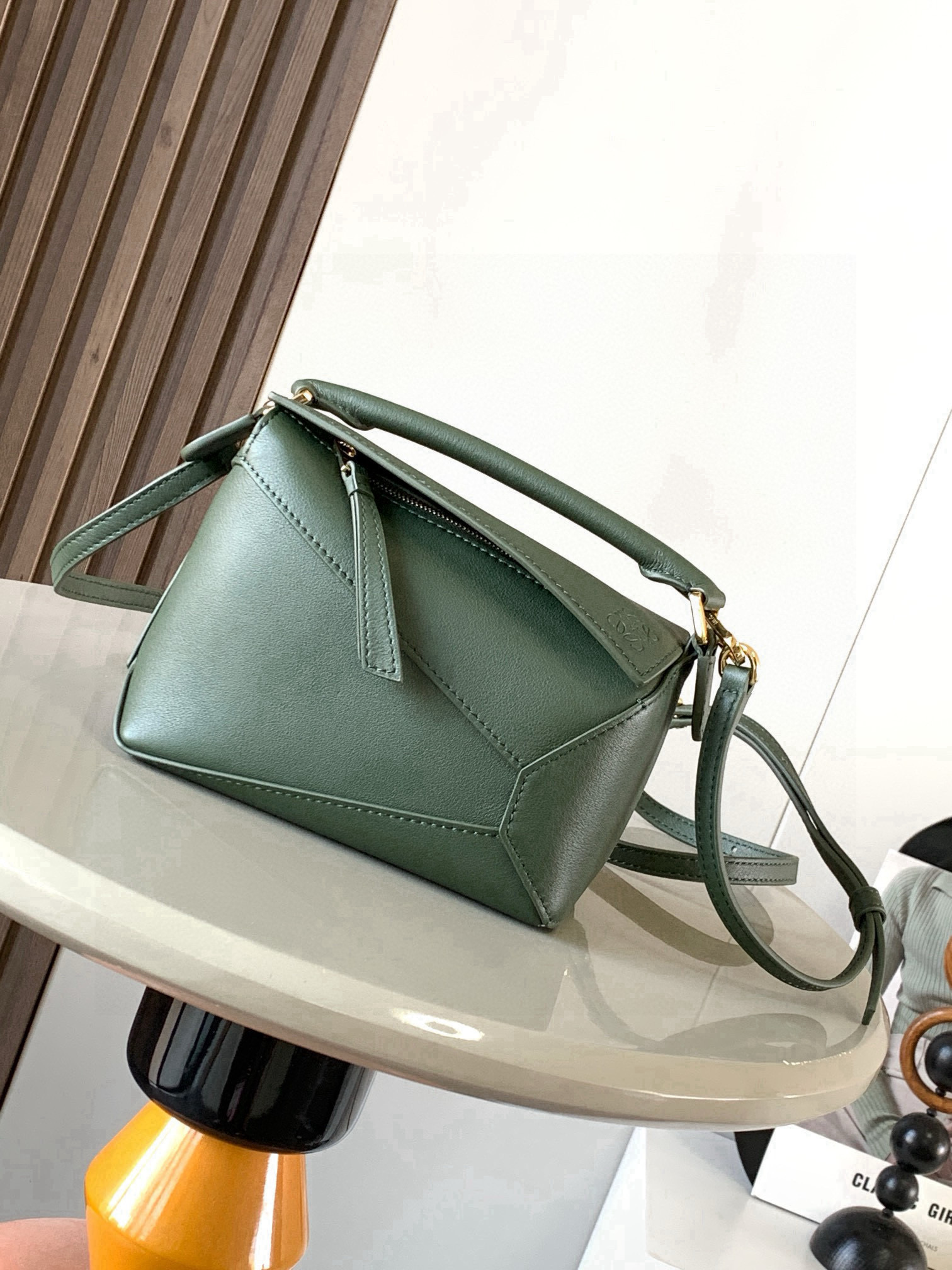 NO:741478,The popular new version of the geometric bag mini 18CM imported Napa calfskin Puzzle handbag is the creative director of Jonathan.  Anderson's first handbag for L0EWE The cuboid shape and precise cutting techniques create the unique geometric lines of the Puzzle. This mini version is crafted from classic cowhide leather The Mini Puzzle  It can accommodate, for example, a small vertical wallet, mobile phones of most sizes (up to 6.1 inches) and sunglasses cases to be carried across the body, on the shoulder, in the hand or by the top handle. The detachable shoulder strap almost ignores the weight of the bag itself, making it practical for carrying mobile phones, small purses, lipsticks and powders when going out, without any sense of cumbersomeness, and a relaxed and happy life starts from now on (the xs and plus you are most concerned about are all OK). Size 18～12.5～8CM, style number 9310～8003  Color retro green,loewe,loewe,wallets,cowhide19860909爆款新版本几何包迷你18CM原厂进口纳帕小牛皮Puzzle手袋是创意总监乔纳森．安德森为 L0EWE 推出的首款手提包长方体形状和精确的切割技术创造了 Puzzle 独特的几何线条.这个迷你版本采用经典牛皮革制成迷你 Puzzle 可以容纳例如一只小号垂直钱包、大多数尺寸的手机（最大6.1英寸）和太阳镜盒斜挎、肩背、手拿或顶部提手携带.可拆卸肩带包包自身重量几乎忽略,炒鸡实用,出门装手机小钱包口红粉饼,毫无累赘感,轻松愉快人生从此开启(你们最关心的xs,plus都ok哈） 尺寸18～12.5～8CM 款号9310～8003 颜色复古绿,罗意威,loewe,wallets,cowhide,Bag