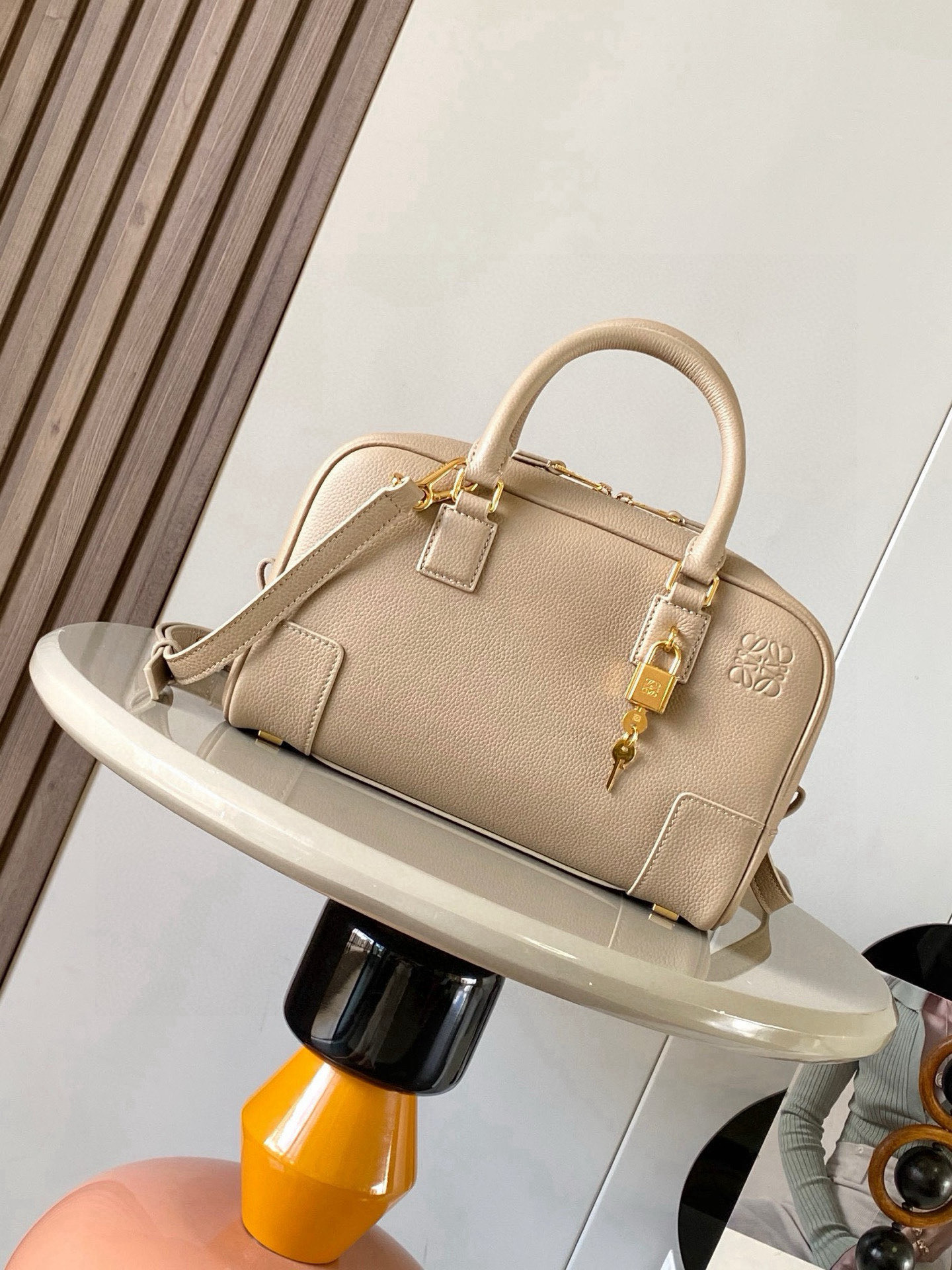 NO:770530,Amazona 23 Bag in Nappa Cow Leather The Amazona is LOEWE's iconic bag, originally launched in the 1970s as a top-handle soft-structure bag. This Nappa cow leather version is updated with refined proportions and details, including an Anagram  Engraved padlock * Cross-body, shoulder or top handle carry * Detachable and adjustable shoulder strap * Dual zipper closure * Cow leather zipper pull * Internal zip compartment and snap-fastened slip pocket * Mini pocket for padlock keys * Protective metal feet at base * Can be customized with shoulder strap and personalized charms * Gold suede lining * Anagram embossed  Size 23cm～10cm～15cm Style No. 9078 Color sandy liche, Loewe, loewe, loewe, cowhide19860909纳帕牛皮革 Amazona 23 手袋Amazona 是 LOEWE 的标志性手袋,最初于1970年代作为顶部提手软结构手袋推出这款纳帕牛皮革版本更新了精致的比例和细节,包括一个 Anagram 雕刻挂锁＊斜挎、肩背或顶部提手携带＊可拆卸可调节肩带＊双拉链开合＊牛皮革拉链头＊内部拉链隔层和按扣固定的插袋＊用于存放挂锁钥匙的迷你口袋＊底部保护性金属脚＊可以使用肩带和个性化挂饰进行定制＊金色绒面革衬里＊ Anagram 压纹 尺寸23cm～10cm～15cm 款号9078 颜色沙色荔,罗意威,loewe,loewe,cowhide,Bag