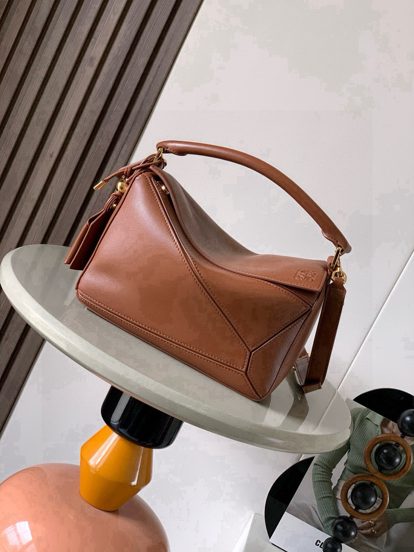NO:770538,New version of the Geometric Bag Small Nappa Lamb Leather Featherlight Puzzle Bag,  The original imported Napa calfskin outlines a cuboid shape with unique geometric lines. The soft and lightweight Napa leather injects a casual and lazy style into the handbag. *Can be carried on the shoulder, crossbody or handheld*Detachable and adjustable shoulder strap, decorated with rotating buckle*Zipper  Closure, articulated zipper pull * One external zipped back pocket, one internal slip pocket * Removable, with secret pocket and balloon dice * Rectangular metal feet * This smaller version is made from soft Nappa calf leather * Small Puzzle  Can hold, for example, a large wallet, all sizes of mobile phones and sunglasses, carried diagonally, on the shoulder, in hand or by top handle *Detachable Color Brown Style No. 9096 Size 24CM～16CM～10CM, Loewe, loewe, wallets, cowhide, sheepskin19860909新版本几何包小号纳帕羊皮革 Featherlight Puzzle 手袋, 原厂进口纳帕小牛皮以别具一格的几何线条勾勒长方体造型.柔软轻盈的纳帕皮革为手袋注入随性慵懒的风格.*可肩背、斜挎或手提*可拆卸可调节肩带,饰有旋转卡扣*拉链开合,铰接式拉链头*一个外部拉链后袋,一个内部插袋*可拆卸,饰有隐秘口袋和气球骰子*长方形金属脚钉*这个小尺寸版本采用柔软纳帕小牛皮革制成＊小号Puzzle 可以容纳例如一只大号钱包所有尺寸的手机和太阳镜斜、肩背、手拿或顶部提手携带＊可拆卸 颜色棕色 款号9096 尺寸24CM～16CM～10CM,罗意威,loewe,wallets,cowhide,sheepskin,Bag