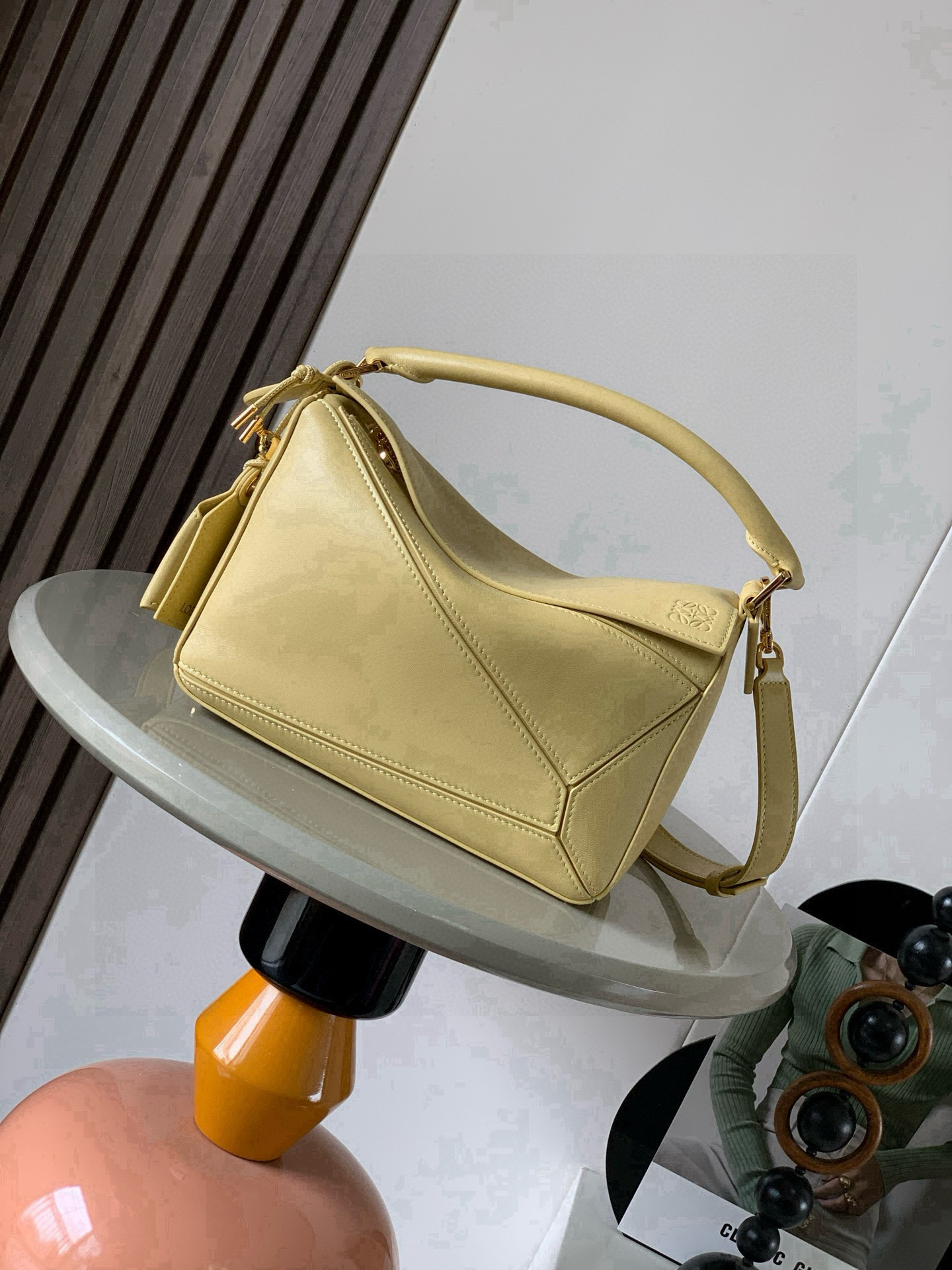 NO:770560,New version of the Geometric Bag Small Nappa Lamb Leather Featherlight Puzzle Bag,  The original imported Napa calfskin outlines a cuboid shape with unique geometric lines. The soft and lightweight Napa leather injects a casual and lazy style into the handbag. *Can be carried on the shoulder, crossbody or handheld*Detachable and adjustable shoulder strap, decorated with rotating buckle*Zipper  Closure, articulated zipper pull * One external zipped back pocket, one internal slip pocket * Removable, with secret pocket and balloon dice * Rectangular metal feet * This smaller version is made from soft Nappa calf leather * Small Puzzle  Can hold, for example, a large wallet, all sizes of mobile phones and sunglasses. Can be carried diagonally, on the shoulder, in the hand or by the top handle19860909新版本几何包小号纳帕羊皮革 Featherlight Puzzle 手袋, 原厂进口纳帕小牛皮以别具一格的几何线条勾勒长方体造型.柔软轻盈的纳帕皮革为手袋注入随性慵懒的风格.*可肩背、斜挎或手提*可拆卸可调节肩带,饰有旋转卡扣*拉链开合,铰接式拉链头*一个外部拉链后袋,一个内部插袋*可拆卸,饰有隐秘口袋和气球骰子*长方形金属脚钉*这个小尺寸版本采用柔软纳帕小牛皮革制成＊小号Puzzle 可以容纳例如一只大号钱包所有尺寸的手机和太阳镜斜、肩背、手拿或顶部提手携带＊可拆卸 颜色黄油色 款号9096 尺寸24CM～16CM～10CM,罗意威,loewe,wallets,cowhide,sheepskin,Bag