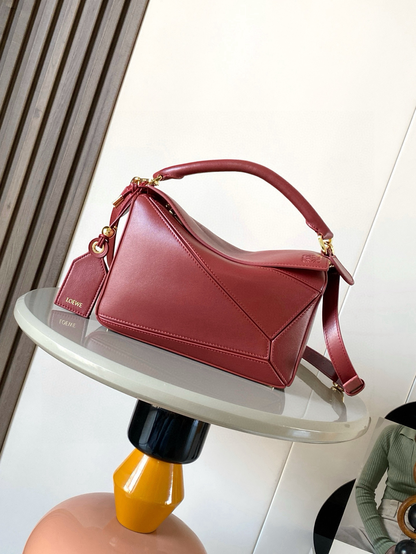 NO:770568,New version of the Geometric Bag Small Nappa Lamb Leather Featherlight Puzzle Bag,  The original imported Napa calfskin outlines a cuboid shape with unique geometric lines. The soft and lightweight Napa leather injects a casual and lazy style into the handbag. *Can be carried on the shoulder, crossbody or handheld*Detachable and adjustable shoulder strap, decorated with rotating buckle*Zipper  Closure, articulated zipper pull * One external zipped back pocket, one internal slip pocket * Removable, with secret pocket and balloon dice * Rectangular metal feet * This smaller version is made from soft Nappa calf leather * Small Puzzle  Can hold, for example, a large wallet, mobile phones and sunglasses of all sizes. Can be carried diagonally, on the shoulder, in the hand or by the top handle19860909新版本几何包小号纳帕羊皮革 Featherlight Puzzle 手袋, 原厂进口纳帕小牛皮以别具一格的几何线条勾勒长方体造型.柔软轻盈的纳帕皮革为手袋注入随性慵懒的风格.*可肩背、斜挎或手提*可拆卸可调节肩带,饰有旋转卡扣*拉链开合,铰接式拉链头*一个外部拉链后袋,一个内部插袋*可拆卸,饰有隐秘口袋和气球骰子*长方形金属脚钉*这个小尺寸版本采用柔软纳帕小牛皮革制成＊小号Puzzle 可以容纳例如一只大号钱包所有尺寸的手机和太阳镜斜、肩背、手拿或顶部提手携带＊可拆卸 颜色深红色 款号9096 尺寸24CM～16CM～10CM,罗意威,loewe,wallets,cowhide,sheepskin,Bag
