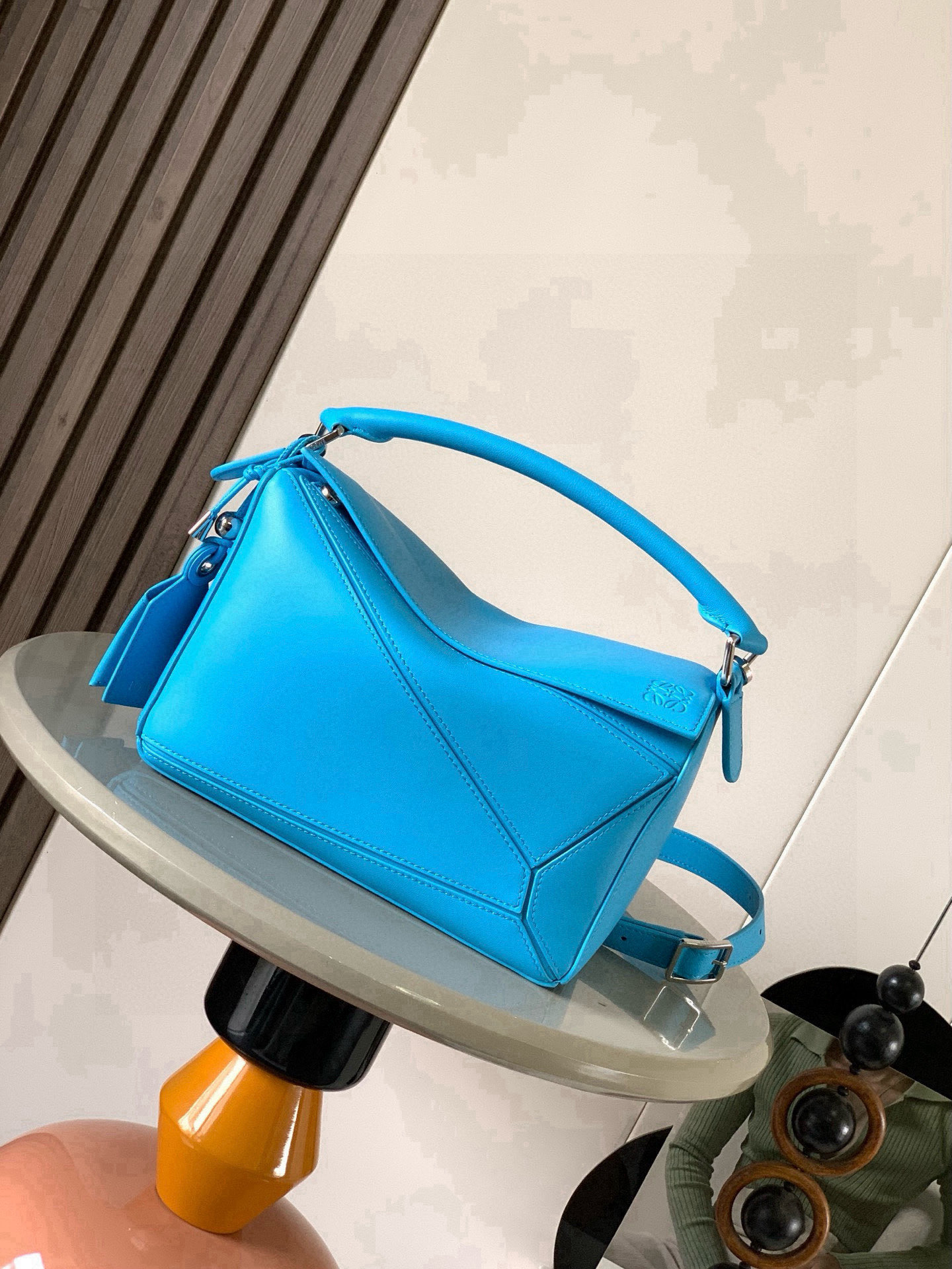 NO:770576,New version of the Geometric Bag Small Nappa Lamb Leather Featherlight Puzzle Bag,  The original imported Napa calfskin outlines a cuboid shape with unique geometric lines. The soft and lightweight Napa leather injects a casual and lazy style into the handbag. *Can be carried on the shoulder, crossbody or handheld*Detachable and adjustable shoulder strap, decorated with rotating buckle*Zipper  Closure, articulated zipper pull * One external zipped back pocket, one internal slip pocket * Removable, with secret pocket and balloon dice * Rectangular metal feet * This smaller version is made from soft Nappa calf leather * Small Puzzle  Can hold, for example, a large wallet, mobile phones and sunglasses of all sizes. Can be carried diagonally, on the shoulder, in the hand or by the top handle *Detachable Color Dark Navy Style No. 9096 Size 24CM～16CM～10CM, Loewe, loewe, wallets, cowhide, sheepskin19860909新版本几何包小号纳帕羊皮革 Featherlight Puzzle 手袋, 原厂进口纳帕小牛皮以别具一格的几何线条勾勒长方体造型.柔软轻盈的纳帕皮革为手袋注入随性慵懒的风格.*可肩背、斜挎或手提*可拆卸可调节肩带,饰有旋转卡扣*拉链开合,铰接式拉链头*一个外部拉链后袋,一个内部插袋*可拆卸,饰有隐秘口袋和气球骰子*长方形金属脚钉*这个小尺寸版本采用柔软纳帕小牛皮革制成＊小号Puzzle 可以容纳例如一只大号钱包所有尺寸的手机和太阳镜斜、肩背、手拿或顶部提手携带＊可拆卸 颜色深海蓝 款号9096 尺寸24CM～16CM～10CM,罗意威,loewe,wallets,cowhide,sheepskin,Bag