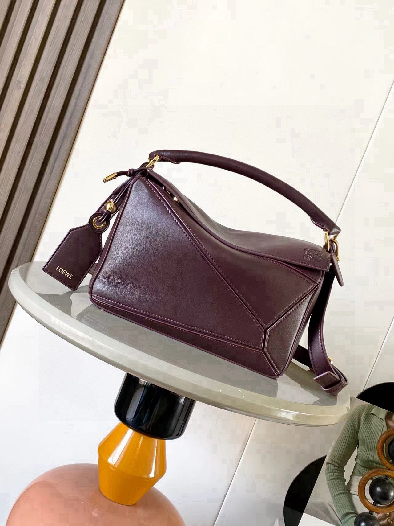 NO:770584,New version of the Geometric Bag Small Nappa Lamb Leather Featherlight Puzzle Bag,  The original imported Napa calfskin outlines a cuboid shape with unique geometric lines. The soft and lightweight Napa leather injects a casual and lazy style into the handbag. *Can be carried on the shoulder, crossbody or handheld*Detachable and adjustable shoulder strap, decorated with rotating buckle*Zipper  Closure, articulated zipper pull * One external zipped back pocket, one internal slip pocket * Removable, with secret pocket and balloon dice * Rectangular metal feet * This smaller version is made from soft Nappa calf leather * Small Puzzle  Can hold, for example, a large wallet, all sizes of mobile phones and sunglasses. Can be carried diagonally, on the shoulder, in the hand or by the top handle *Detachable Color Burgundy Red Style No. 9096 Size 24CM～16CM～10CM, Loewe, loewe, wallets, cowhide, sheepskin19860909新版本几何包小号纳帕羊皮革 Featherlight Puzzle 手袋, 原厂进口纳帕小牛皮以别具一格的几何线条勾勒长方体造型.柔软轻盈的纳帕皮革为手袋注入随性慵懒的风格.*可肩背、斜挎或手提*可拆卸可调节肩带,饰有旋转卡扣*拉链开合,铰接式拉链头*一个外部拉链后袋,一个内部插袋*可拆卸,饰有隐秘口袋和气球骰子*长方形金属脚钉*这个小尺寸版本采用柔软纳帕小牛皮革制成＊小号Puzzle 可以容纳例如一只大号钱包所有尺寸的手机和太阳镜斜、肩背、手拿或顶部提手携带＊可拆卸 颜色勃艮第红 款号9096 尺寸24CM～16CM～10CM,罗意威,loewe,wallets,cowhide,sheepskin,Bag