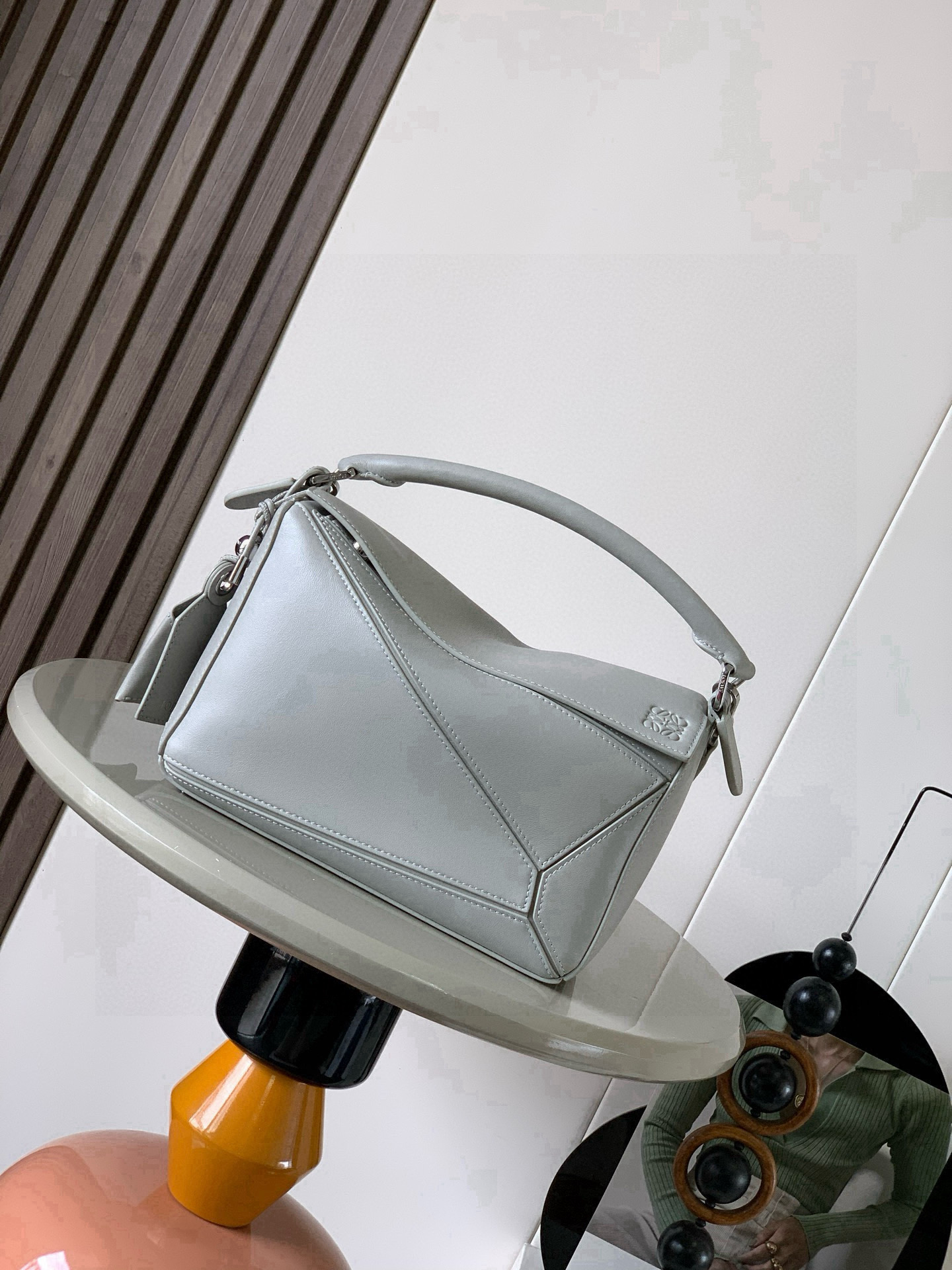 NO:770592,New version of the Geometric Bag Small Nappa Lamb Leather Featherlight Puzzle Bag,  The original imported Napa calfskin outlines a cuboid shape with unique geometric lines. The soft and lightweight Napa leather injects a casual and lazy style into the handbag. *Can be carried on the shoulder, crossbody or handheld*Detachable and adjustable shoulder strap, decorated with rotating buckle*Zipper  Closure, articulated zipper pull * One external zipped back pocket, one internal slip pocket * Removable, with secret pocket and balloon dice * Rectangular metal feet * This smaller version is made from soft Nappa calf leather * Small Puzzle  Can accommodate, for example, a large wallet, all sizes of mobile phones and sunglasses, carried diagonally, on the shoulder, in hand or by top handle *Detachable Color Space Gray Style No. 9096 Size 24CM～16CM～10CM, Loewe, loewe, wallets, cowhide, sheepskin19860909新版本几何包小号纳帕羊皮革 Featherlight Puzzle 手袋, 原厂进口纳帕小牛皮以别具一格的几何线条勾勒长方体造型.柔软轻盈的纳帕皮革为手袋注入随性慵懒的风格.*可肩背、斜挎或手提*可拆卸可调节肩带,饰有旋转卡扣*拉链开合,铰接式拉链头*一个外部拉链后袋,一个内部插袋*可拆卸,饰有隐秘口袋和气球骰子*长方形金属脚钉*这个小尺寸版本采用柔软纳帕小牛皮革制成＊小号Puzzle 可以容纳例如一只大号钱包所有尺寸的手机和太阳镜斜、肩背、手拿或顶部提手携带＊可拆卸 颜色太空灰 款号9096 尺寸24CM～16CM～10CM,罗意威,loewe,wallets,cowhide,sheepskin,Bag