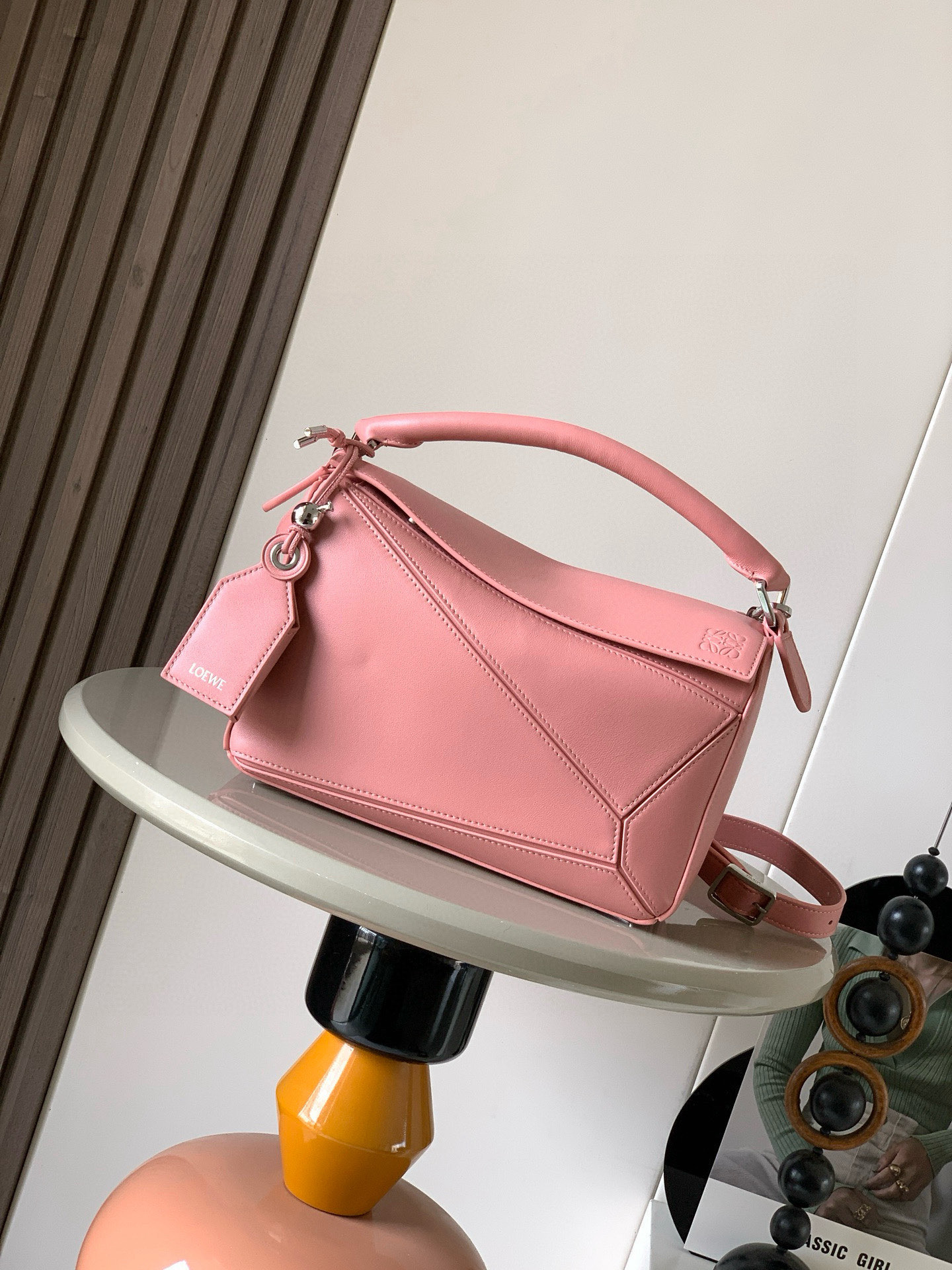 NO:770606,New version of the Geometric Bag Small Nappa Lamb Leather Featherlight Puzzle Bag,  The original imported Napa calfskin outlines a cuboid shape with unique geometric lines. The soft and lightweight Napa leather injects a casual and lazy style into the handbag. *Can be carried on the shoulder, crossbody or handheld*Detachable and adjustable shoulder strap, decorated with rotating buckle*Zipper  Closure, articulated zipper pull * One external zipped back pocket, one internal slip pocket * Removable, with secret pocket and balloon dice * Rectangular metal feet * This smaller version is made from soft Nappa calf leather * Small Puzzle  Can hold, for example, a large wallet, all sizes of mobile phones and sunglasses, carried diagonally, on the shoulder, in hand or by top handle *Detachable Color Rouge Style No. 9096 Size 24CM～16CM～10CM, Loewe, loewe, wallets, cowhide, sheepskin19860909新版本几何包小号纳帕羊皮革 Featherlight Puzzle 手袋, 原厂进口纳帕小牛皮以别具一格的几何线条勾勒长方体造型.柔软轻盈的纳帕皮革为手袋注入随性慵懒的风格.*可肩背、斜挎或手提*可拆卸可调节肩带,饰有旋转卡扣*拉链开合,铰接式拉链头*一个外部拉链后袋,一个内部插袋*可拆卸,饰有隐秘口袋和气球骰子*长方形金属脚钉*这个小尺寸版本采用柔软纳帕小牛皮革制成＊小号Puzzle 可以容纳例如一只大号钱包所有尺寸的手机和太阳镜斜、肩背、手拿或顶部提手携带＊可拆卸 颜色胭脂粉 款号9096 尺寸24CM～16CM～10CM,罗意威,loewe,wallets,cowhide,sheepskin,Bag