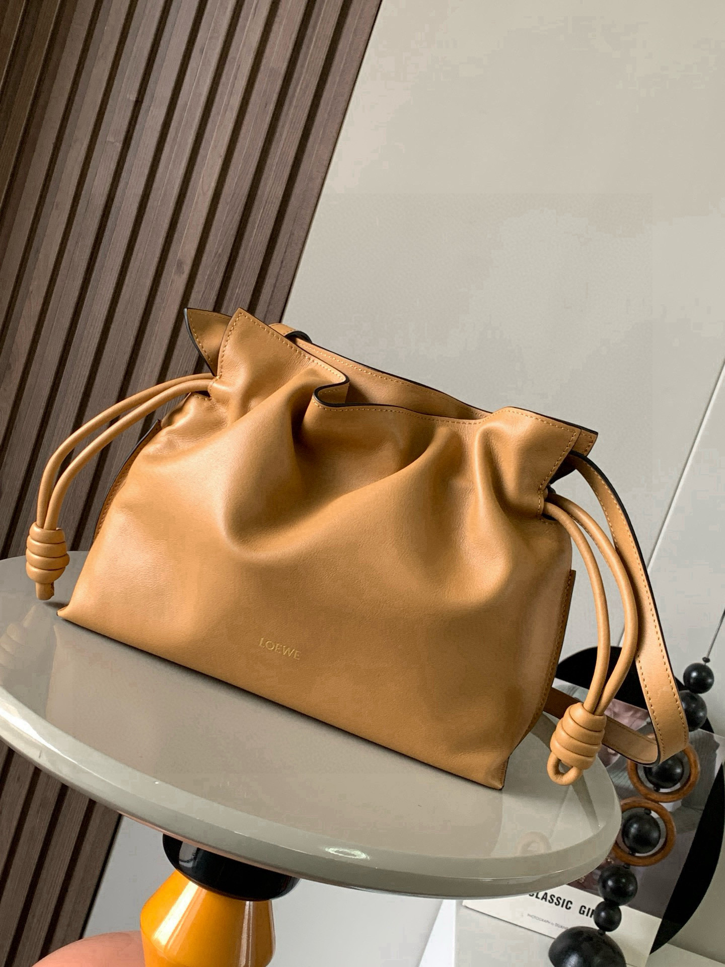 NO:770621,The new version of Dream Lucky Bag is 30CM. The new Napa cow leather Flamenco clutch bag is tightened with a drawstring and tied with the iconic coiled knot. This version is made of Napa cow leather. It must be said that this brand fully demonstrates the softness and pragmatism of the leather in Flamenco Knot. It can be said that you can feel whatever you want at Flamenco.  I found the perfect combination of drawstring bag and tote bag in Knot, which gives girls a different feeling. Although it looks simple, it is also very special and casual. The name of this bag is the same as the flamenco dance of the Spanish gypsies, which also represents Loewe's casual, elegant and personalized design style. The leather is smooth Spanish calfskin, which feels particularly soft. The anti-suede leather lining is very solid and scratch-resistant. It has been highly exposed in street photos. In addition to being used as a shoulder  The bag can also be used as a handbag with the characteristic drawstring design and soft leather loading. Tightening the rope makes the lines smoother. It is very suitable for work or leisure. Size 30CM~24.5CM~10.5CM. Style No. 9043. New color. Warm sand yellow, Loewe, loewe, totes, handbag, cowhide19860909新版梦福袋30CM新款纳帕牛皮革Flamenco手拿包福袋采用拉绳收紧,并打上标志性的盘绕结这个版本采用纳帕牛皮革制成不得不说,这个品牌将皮质的柔软和实用主义都在Flamenco Knot上展现得淋漓尽致可以说是想要什么感觉都能在Flamenco Knot中找到了将抽绳包和托特包完美结合,带给女生们不一样的感觉虽然看上去简单不能再简单,但又很特别,随性有范这款包的名字与西班牙吉卜赛人的弗朗明戈舞蹈同名这恰好也代表着罗意威随性优雅又个性洒脱的设计风格皮料是光滑的西班牙小牛皮,手感特别软,反绒面皮革里衬很扎实耐刮,街拍中曝光率极高的它,除了可作shoulder bag亦可作手提袋特色的拉绳设计,以及柔软皮革加载,拉紧绳索更显流畅线条,无论上班或休闲都非常得宜 尺寸30CM~24.5CM~10.5CM 款号9043 新款 颜色暖沙黄,罗意威,loewe,totes,handbag,cowhide,Bag