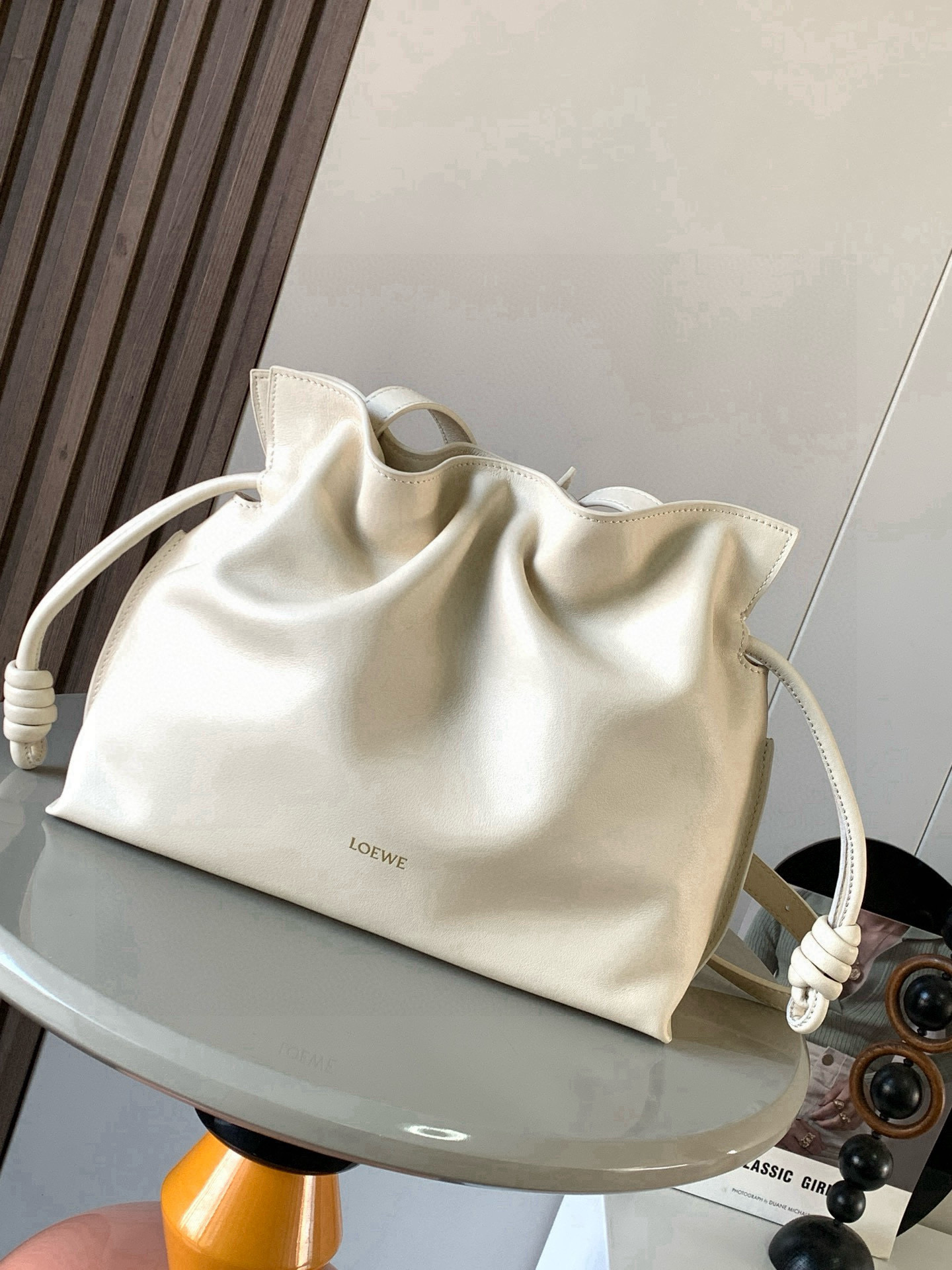 NO:770628,The new version of Dream Lucky Bag is 30CM. The new Napa cow leather Flamenco clutch bag is tightened with a drawstring and tied with the iconic coiled knot. This version is made of Napa cow leather. It must be said that this brand fully demonstrates the softness and pragmatism of the leather in Flamenco Knot. It can be said that you can feel whatever you want at Flamenco.  I found the perfect combination of drawstring bag and tote bag in Knot, which gives girls a different feeling. Although it looks simple, it is also very special and casual. The name of this bag is the same as the flamenco dance of the Spanish gypsies, which also represents Loewe's casual, elegant and personalized design style. The leather is smooth Spanish calfskin, which feels particularly soft. The anti-suede leather lining is very solid and scratch-resistant. It has been highly exposed in street photos. In addition to being used as a shoulder  The bag can also be used as a handbag with the characteristic drawstring design and soft leather loading. Tightening the rope makes the lines smoother. It is very suitable for work or leisure. Size 30CM~24.5CM~10.5CM. Style No. 9043. New color. Angra white, Loewe, loewe, totes, handbag, cowhide.19860909新版梦福袋30CM新款纳帕牛皮革Flamenco手拿包福袋采用拉绳收紧,并打上标志性的盘绕结这个版本采用纳帕牛皮革制成不得不说,这个品牌将皮质的柔软和实用主义都在Flamenco Knot上展现得淋漓尽致可以说是想要什么感觉都能在Flamenco Knot中找到了将抽绳包和托特包完美结合,带给女生们不一样的感觉虽然看上去简单不能再简单,但又很特别,随性有范这款包的名字与西班牙吉卜赛人的弗朗明戈舞蹈同名这恰好也代表着罗意威随性优雅又个性洒脱的设计风格皮料是光滑的西班牙小牛皮,手感特别软,反绒面皮革里衬很扎实耐刮,街拍中曝光率极高的它,除了可作shoulder bag亦可作手提袋特色的拉绳设计,以及柔软皮革加载,拉紧绳索更显流畅线条,无论上班或休闲都非常得宜 尺寸30CM~24.5CM~10.5CM 款号9043 新款 颜色安格拉白,罗意威,loewe,totes,handbag,cowhide,Bag