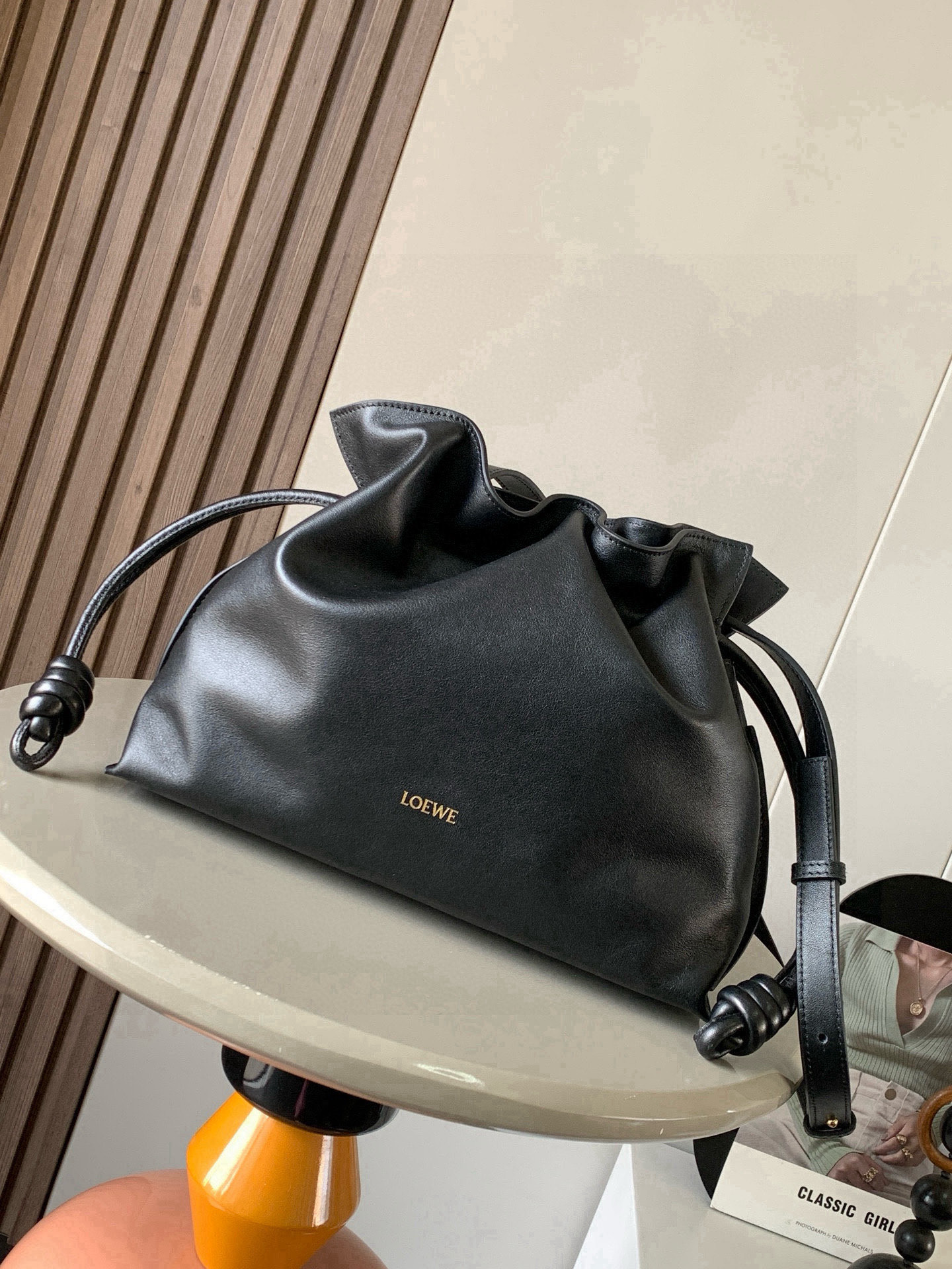 NO:770561,The new version of Dream Lucky Bag is 30CM. The new Napa cow leather Flamenco clutch bag is tightened with a drawstring and tied with the iconic coiled knot. This version is made of Napa cow leather. It must be said that this brand fully demonstrates the softness and pragmatism of the leather in Flamenco Knot. It can be said that you can feel whatever you want at Flamenco.  I found the perfect combination of drawstring bag and tote bag in Knot, which gives girls a different feeling. Although it looks simple, it is also very special and casual. The name of this bag is the same as the flamenco dance of the Spanish gypsies, which also represents Loewe's casual, elegant and personalized design style. The leather is smooth Spanish calfskin, which feels particularly soft. The anti-suede leather lining is very solid and scratch-resistant. It has been highly exposed in street photos. In addition to being used as a shoulder  The bag can also be used as a handbag with the characteristic drawstring design and soft leather loading. Tightening the rope makes the lines smoother. It is very suitable for work or leisure. Size 30CM~24.5CM~10.5CM. Style No. 9043. New color. Black, Loewe, totes, handbag, cowhide.19860909新版梦福袋30CM新款纳帕牛皮革Flamenco手拿包福袋采用拉绳收紧,并打上标志性的盘绕结这个版本采用纳帕牛皮革制成不得不说,这个品牌将皮质的柔软和实用主义都在Flamenco Knot上展现得淋漓尽致可以说是想要什么感觉都能在Flamenco Knot中找到了将抽绳包和托特包完美结合,带给女生们不一样的感觉虽然看上去简单不能再简单,但又很特别,随性有范这款包的名字与西班牙吉卜赛人的弗朗明戈舞蹈同名这恰好也代表着罗意威随性优雅又个性洒脱的设计风格皮料是光滑的西班牙小牛皮,手感特别软,反绒面皮革里衬很扎实耐刮,街拍中曝光率极高的它,除了可作shoulder bag亦可作手提袋特色的拉绳设计,以及柔软皮革加载,拉紧绳索更显流畅线条,无论上班或休闲都非常得宜 尺寸30CM~24.5CM~10.5CM 款号9043 新款 颜色黑色,罗意威,loewe,totes,handbag,cowhide,Bag