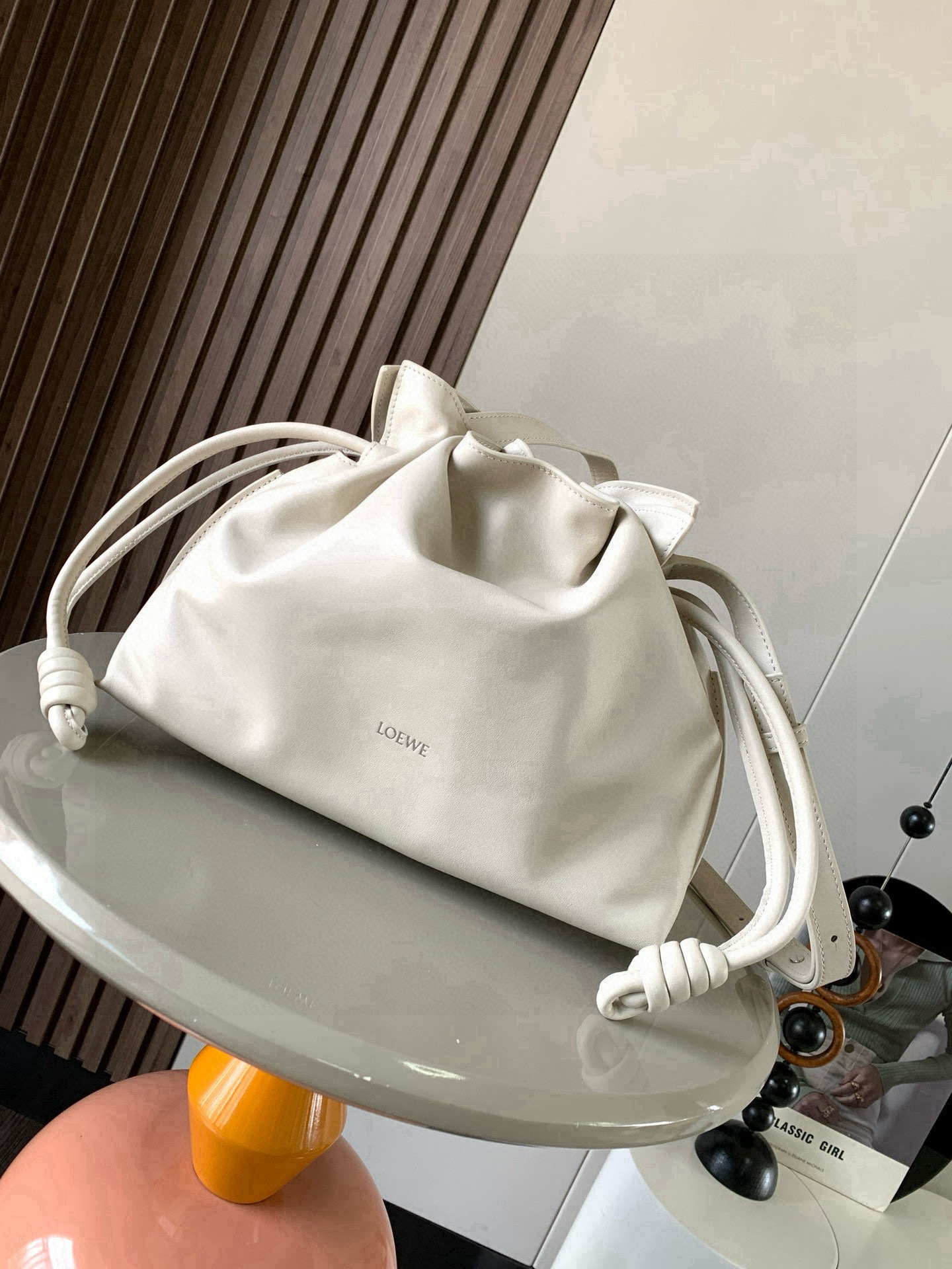 NO:770593,The new version of Dream Lucky Bag is 30CM. The new Napa cow leather Flamenco clutch bag is tightened with a drawstring and tied with the iconic coiled knot. This version is made of Napa cow leather. It must be said that this brand fully demonstrates the softness and pragmatism of the leather in Flamenco Knot. It can be said that you can feel whatever you want at Flamenco.  I found a perfect combination of drawstring bag and tote bag in Knot, which gives girls a different feeling. Although it looks simple, it is also very special and casual. The name of this bag is the same as the flamenco dance of the Spanish gypsies, which also represents Loewe's casual, elegant and individual design style. The leather is smooth Spanish calfskin and feels very soft. The anti-suede leather lining is very solid and scratch-resistant. It has been highly exposed in street photos. In addition to being used as a shoulder  The bag can also be used as a handbag with the characteristic drawstring design and soft leather loading. Tightening the rope makes the lines smoother. It is very suitable for work or leisure. Size 30CM~24.5CM~10.5CM. Style No. 9043. Color: sea salt white, Loewe, loewe, totes, handbag, cowhide19860909新版梦福袋30CM新款纳帕牛皮革Flamenco手拿包福袋采用拉绳收紧,并打上标志性的盘绕结这个版本采用纳帕牛皮革制成不得不说,这个品牌将皮质的柔软和实用主义都在Flamenco Knot上展现得淋漓尽致可以说是想要什么感觉都能在Flamenco Knot中找到了将抽绳包和托特包完美结合,带给女生们不一样的感觉虽然看上去简单不能再简单,但又很特别,随性有范这款包的名字与西班牙吉卜赛人的弗朗明戈舞蹈同名这恰好也代表着罗意威随性优雅又个性洒脱的设计风格皮料是光滑的西班牙小牛皮手感特别软,反绒面皮革里衬很扎实耐刮,街拍中曝光率极的它,除了可作shoulder bag亦可作手提袋特色的拉绳设计,以及柔软皮革加载,拉紧绳索更显流畅线条,无论上班或休闲都非常得宜 尺寸30CM~24.5CM~10.5CM 款号9043 颜色海盐白,罗意威,loewe,totes,handbag,cowhide,Bag