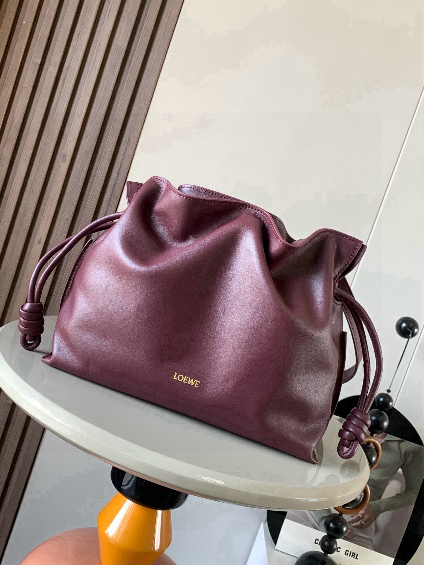 NO:770600,The new version of Dream Lucky Bag is 30CM. The new Napa cow leather Flamenco clutch bag is tightened with a drawstring and tied with the iconic coiled knot. This version is made of Napa cow leather. It must be said that this brand fully demonstrates the softness and pragmatism of the leather in Flamenco Knot. It can be said that you can feel whatever you want at Flamenco.  I found the perfect combination of drawstring bag and tote bag in Knot, which gives girls a different feeling. Although it looks simple, it is also very special and casual. The name of this bag is the same as the flamenco dance of the Spanish gypsies, which also represents Loewe's casual, elegant and personalized design style. The leather is smooth Spanish calfskin, which feels particularly soft. The anti-suede leather lining is very solid and scratch-resistant. It has been highly exposed in street photos. In addition to being used as a shoulder  The bag can also be used as a handbag with the characteristic drawstring design and soft leather loading. Tightening the rope makes the lines smoother. It is very suitable for work or leisure. Size 30CM~24.5CM~10.5CM. Style No. 9043. New color. Brandy red, Loewe, loewe, totes, handbag, cowhide.19860909新版梦福袋30CM新款纳帕牛皮革Flamenco手拿包福袋采用拉绳收紧,并打上标志性的盘绕结这个版本采用纳帕牛皮革制成不得不说,这个品牌将皮质的柔软和实用主义都在Flamenco Knot上展现得淋漓尽致可以说是想要什么感觉都能在Flamenco Knot中找到了将抽绳包和托特包完美结合,带给女生们不一样的感觉虽然看上去简单不能再简单,但又很特别,随性有范这款包的名字与西班牙吉卜赛人的弗朗明戈舞蹈同名这恰好也代表着罗意威随性优雅又个性洒脱的设计风格皮料是光滑的西班牙小牛皮,手感特别软,反绒面皮革里衬很扎实耐刮,街拍中曝光率极高的它,除了可作shoulder bag亦可作手提袋特色的拉绳设计,以及柔软皮革加载,拉紧绳索更显流畅线条,无论上班或休闲都非常得宜 尺寸30CM~24.5CM~10.5CM 款号9043 新款 颜色勃良地红,罗意威,loewe,totes,handbag,cowhide,Bag