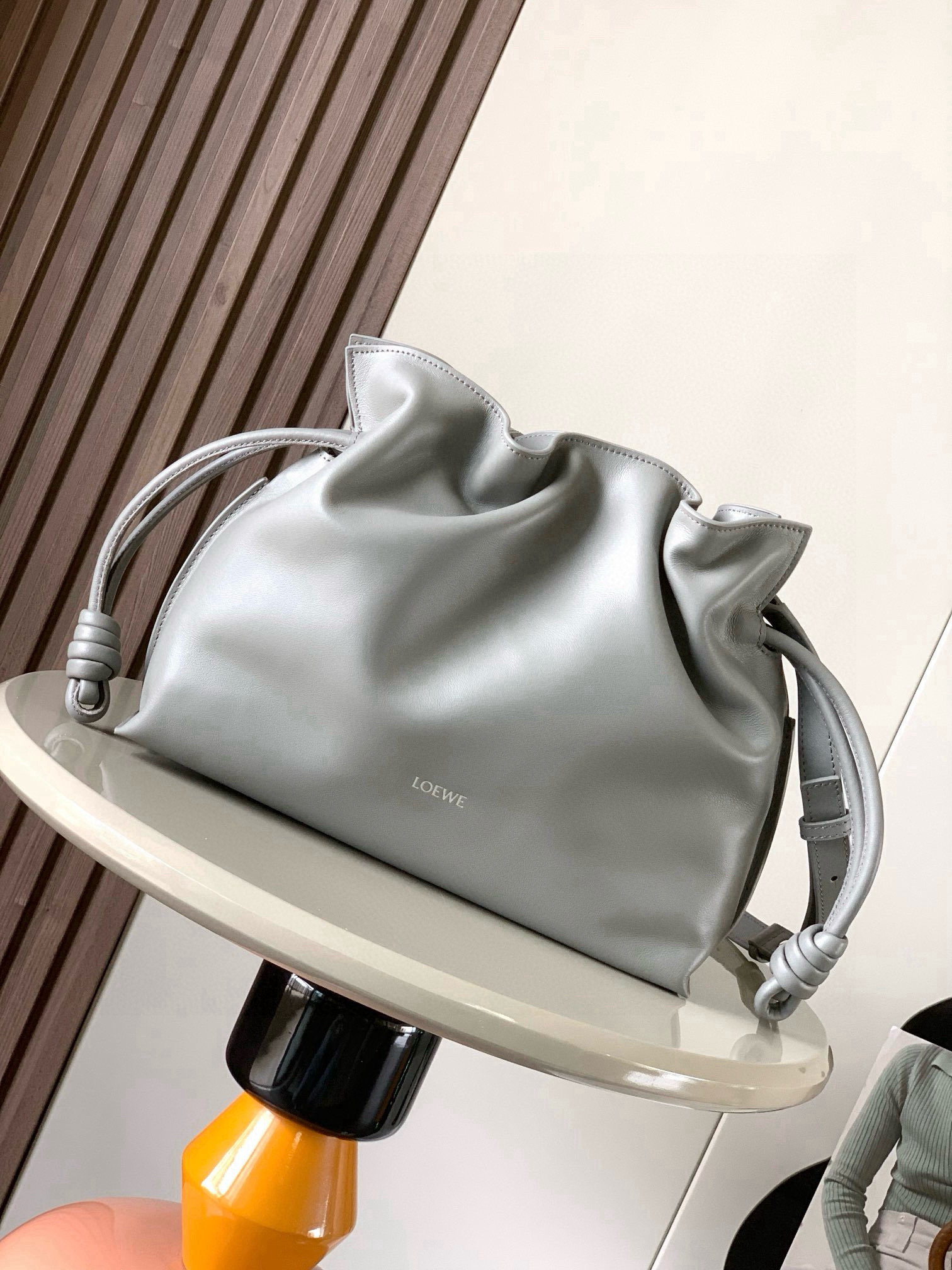 NO:770607,The new version of Dream Lucky Bag is 30CM. The new Napa cow leather Flamenco clutch bag is tightened with a drawstring and tied with the iconic coiled knot. This version is made of Napa cow leather. It must be said that this brand fully demonstrates the softness and pragmatism of the leather in Flamenco Knot. It can be said that you can feel whatever you want at Flamenco.  I found the perfect combination of drawstring bag and tote bag in Knot, which gives girls a different feeling. Although it looks simple, it is also very special and casual. The name of this bag is the same as the flamenco dance of the Spanish gypsies, which also represents Loewe's casual, elegant and individual design style. The leather is smooth Spanish calfskin and feels very soft. The anti-suede leather lining is very solid and scratch-resistant. It has been highly exposed in street photos. In addition to being used as a shoulder  The bag can also be used as a handbag with the characteristic drawstring design and soft leather loading. Tightening the rope makes the lines smoother. It is very suitable for work or leisure. Size 30CM~24.5CM~10.5CM. Style No. 9043. Color: Asphalt gray silver buckle, Loewe, loewe, totes, handbag, cowhide19860909新版梦福袋30CM新款纳帕牛皮革Flamenco手拿包福袋采用拉绳收紧,并打上标志性的盘绕结这个版本采用纳帕牛皮革制成不得不说,这个品牌将皮质的柔软和实用主义都在Flamenco Knot上展现得淋漓尽致可以说是想要什么感觉都能在Flamenco Knot中找到了将抽绳包和托特包完美结合,带给女生们不一样的感觉虽然看上去简单不能再简单,但又很特别,随性有范这款包的名字与西班牙吉卜赛人的弗朗明戈舞蹈同名这恰好也代表着罗意威随性优雅又个性洒脱的设计风格皮料是光滑的西班牙小牛皮手感特别软,反绒面皮革里衬很扎实耐刮,街拍中曝光率极高的它,除了可作shoulder bag亦可作手提袋特色的拉绳设计,以及柔软皮革加载,拉紧绳索更显流畅线条,无论上班或休闲都非常得宜 尺寸30CM~24.5CM~10.5CM 款号9043 颜色沥青灰银扣,罗意威,loewe,totes,handbag,cowhide,Bag