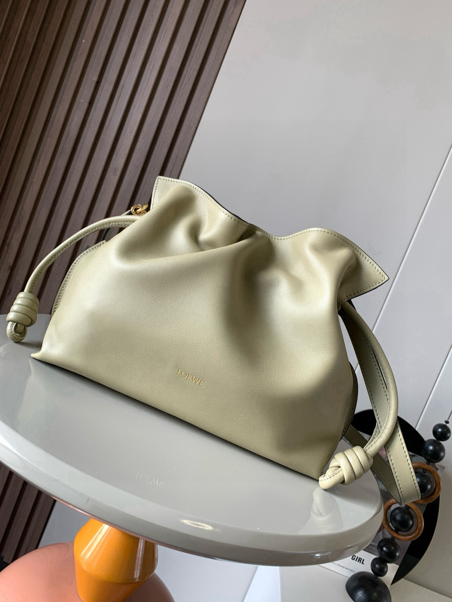 NO:770613,The new version of Dream Lucky Bag is 30CM. The new Napa cow leather Flamenco clutch bag is tightened with a drawstring and tied with the iconic coiled knot. This version is made of Napa cow leather. It must be said that this brand fully demonstrates the softness and pragmatism of the leather in Flamenco Knot. It can be said that you can feel whatever you want at Flamenco.  I found the perfect combination of drawstring bag and tote bag in Knot, which gives girls a different feeling. Although it looks simple, it is also very special and casual. The name of this bag is the same as the flamenco dance of the Spanish gypsies, which also represents Loewe's casual, elegant and personalized design style. The leather is smooth Spanish calfskin, which feels particularly soft. The anti-suede leather lining is very solid and scratch-resistant. It has been highly exposed in street photos. In addition to being used as a shoulder  The bag can also be used as a handbag with the characteristic drawstring design and soft leather loading. Tightening the rope makes the lines smoother. It is very suitable for work or leisure. Size 30CM~24.5CM~10.5CM Style No. 9043 New Color Clay Green, Loewe, loewe, totes, handbag, cowhide19860909新版梦福袋30CM新款纳帕牛皮革Flamenco手拿包福袋采用拉绳收紧,并打上标志性的盘绕结这个版本采用纳帕牛皮革制成不得不说,这个品牌将皮质的柔软和实用主义都在Flamenco Knot上展现得淋漓尽致可以说是想要什么感觉都能在Flamenco Knot中找到了将抽绳包和托特包完美结合,带给女生们不一样的感觉虽然看上去简单不能再简单,但又很特别,随性有范这款包的名字与西班牙吉卜赛人的弗朗明戈舞蹈同名这恰好也代表着罗意威随性优雅又个性洒脱的设计风格皮料是光滑的西班牙小牛皮,手感特别软,反绒面皮革里衬很扎实耐刮,街拍中曝光率极高的它,除了可作shoulder bag亦可作手提袋特色的拉绳设计,以及柔软皮革加载,拉紧绳索更显流畅线条,无论上班或休闲都非常得宜 尺寸30CM~24.5CM~10.5CM 款号9043 新款 颜色粘土绿,罗意威,loewe,totes,handbag,cowhide,Bag