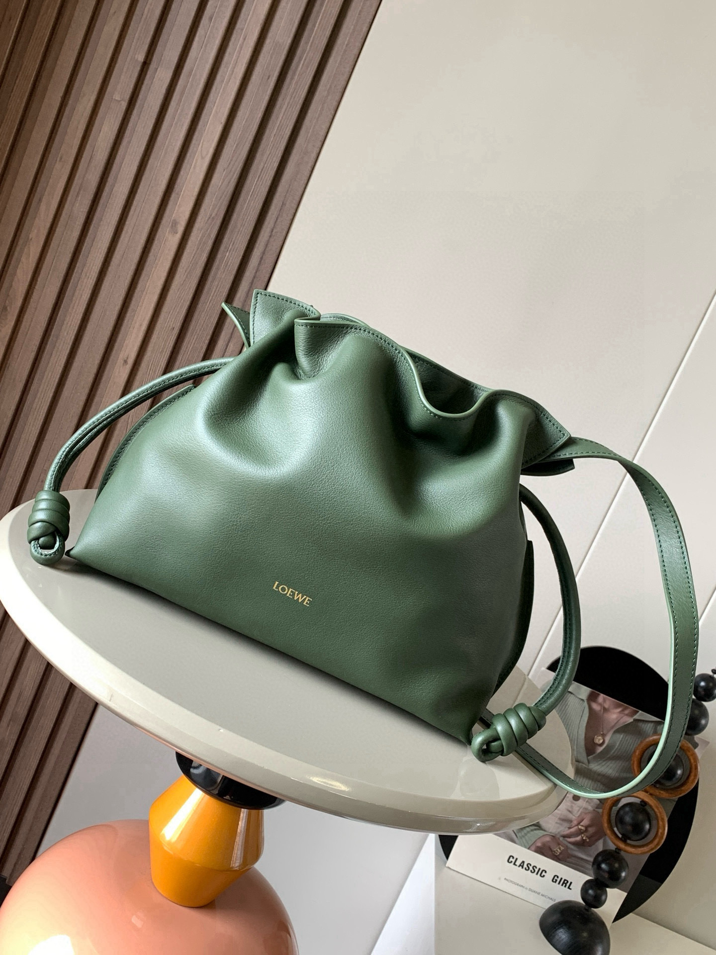 NO:770620,The new version of Dream Lucky Bag is 30CM. The new Napa cow leather Flamenco clutch bag is tightened with a drawstring and tied with the iconic coiled knot. This version is made of Napa cow leather. It must be said that this brand fully demonstrates the softness and pragmatism of the leather in Flamenco Knot. It can be said that you can feel whatever you want at Flamenco.  I found the perfect combination of drawstring bag and tote bag in Knot, which gives girls a different feeling. Although it looks simple, it is also very special and casual. The name of this bag is the same as the flamenco dance of the Spanish gypsies, which also represents Loewe's casual, elegant and personalized design style. The leather is smooth Spanish calfskin, which feels particularly soft. The anti-suede leather lining is very solid and scratch-resistant. It has been highly exposed in street photos. In addition to being used as a shoulder  The bag can also be used as a handbag with the characteristic drawstring design and soft leather loading. Tightening the rope makes the lines smoother. It is very suitable for work or leisure. Size 30CM~24.5CM~10.5CM. Style No. 9043. New color. Retro green, Loewe, totes, handbag, cowhide.19860909新版梦福袋30CM新款纳帕牛皮革Flamenco手拿包福袋采用拉绳收紧,并打上标志性的盘绕结这个版本采用纳帕牛皮革制成不得不说,这个品牌将皮质的柔软和实用主义都在Flamenco Knot上展现得淋漓尽致可以说是想要什么感觉都能在Flamenco Knot中找到了将抽绳包和托特包完美结合,带给女生们不一样的感觉虽然看上去简单不能再简单,但又很特别,随性有范这款包的名字与西班牙吉卜赛人的弗朗明戈舞蹈同名这恰好也代表着罗意威随性优雅又个性洒脱的设计风格皮料是光滑的西班牙小牛皮,手感特别软,反绒面皮革里衬很扎实耐刮,街拍中曝光率极高的它,除了可作shoulder bag亦可作手提袋特色的拉绳设计,以及柔软皮革加载,拉紧绳索更显流畅线条,无论上班或休闲都非常得宜 尺寸30CM~24.5CM~10.5CM 款号9043 新款 颜色复古绿,罗意威,loewe,totes,handbag,cowhide,Bag