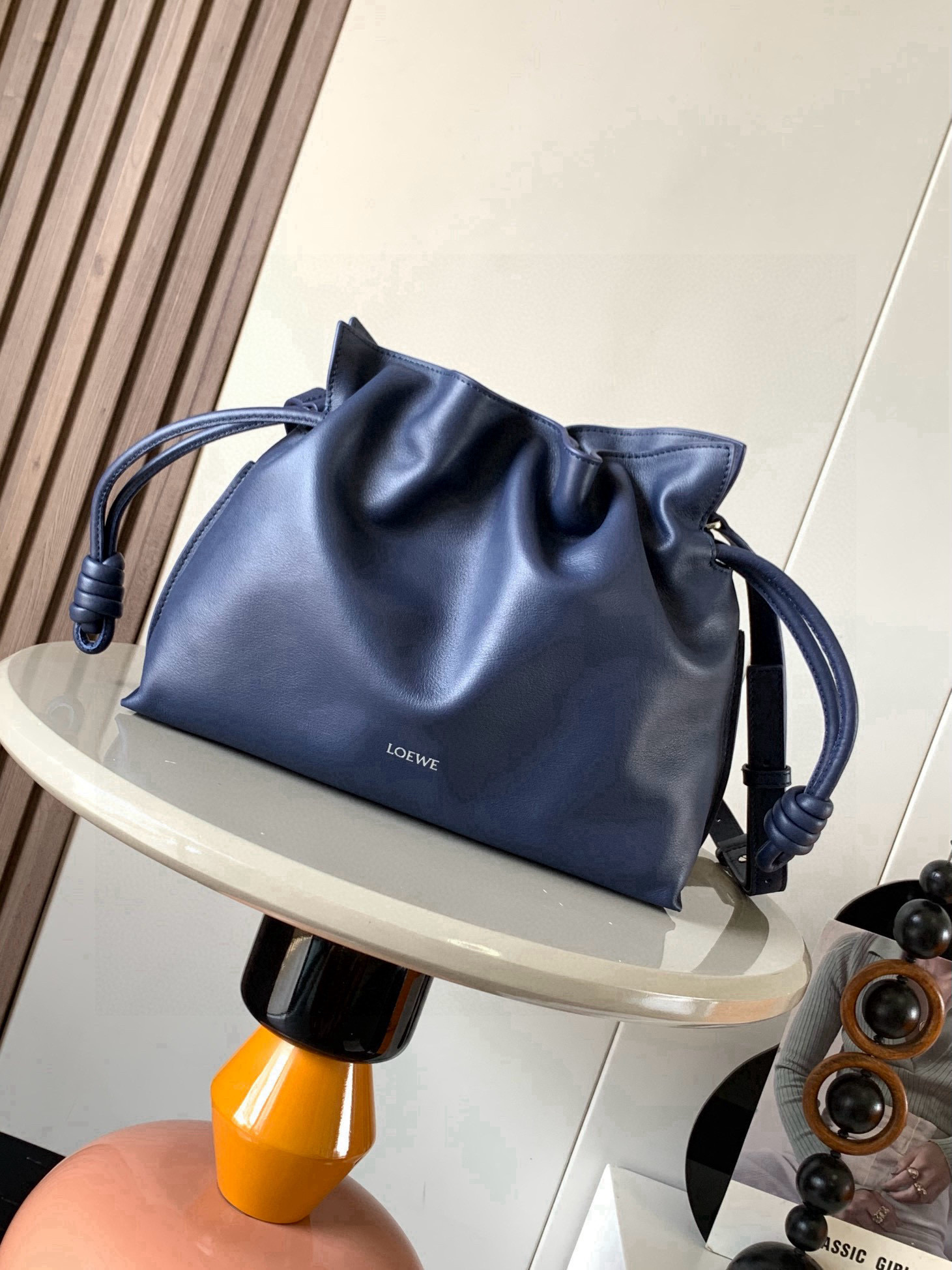 NO:770627,The new version of Dream Lucky Bag is 30CM. The new Napa cow leather Flamenco clutch bag is tightened with a drawstring and tied with the iconic coiled knot. This version is made of Napa cow leather. It must be said that this brand fully demonstrates the softness and pragmatism of the leather in Flamenco Knot. It can be said that you can feel whatever you want at Flamenco.  I found a perfect combination of drawstring bag and tote bag in Knot, which gives girls a different feeling. Although it looks simple, it is also very special and casual. The name of this bag is the same as the flamenco dance of the Spanish gypsies, which also represents Loewe's casual, elegant and individual design style. The leather is smooth Spanish calfskin and feels very soft. The anti-suede leather lining is very solid and scratch-resistant. It has been highly exposed in street photos. In addition to being used as a shoulder  The bag can also be used as a handbag with the characteristic drawstring design and soft leather loading. Tightening the rope makes the lines smoother. It is very suitable for work or leisure. Size 30CM~24.5CM~10.5CM. Style number 9043. Color: navy blue, Loewe, totes, handbag, cowhide19860909新版梦福袋30CM新款纳帕牛皮革Flamenco手拿包福袋采用拉绳收紧,并打上标志性的盘绕结这个版本采用纳帕牛皮革制成不得不说,这个品牌将皮质的柔软和实用主义都在Flamenco Knot上展现得淋漓尽致可以说是想要什么感觉都能在Flamenco Knot中找到了将抽绳包和托特包完美结合,带给女生们不一样的感觉虽然看上去简单不能再简单,但又很特别,随性有范这款包的名字与西班牙吉卜赛人的弗朗明戈舞蹈同名这恰好也代表着罗意威随性优雅又个性洒脱的设计风格皮料是光滑的西班牙小牛皮手感特别软,反绒面皮革里衬很扎实耐刮,街拍中曝光率极的它,除了可作shoulder bag亦可作手提袋特色的拉绳设计,以及柔软皮革加载,拉紧绳索更显流畅线条,无论上班或休闲都非常得宜 尺寸30CM~24.5CM~10.5CM 款号9043 颜色海军蓝,罗意威,loewe,totes,handbag,cowhide,Bag