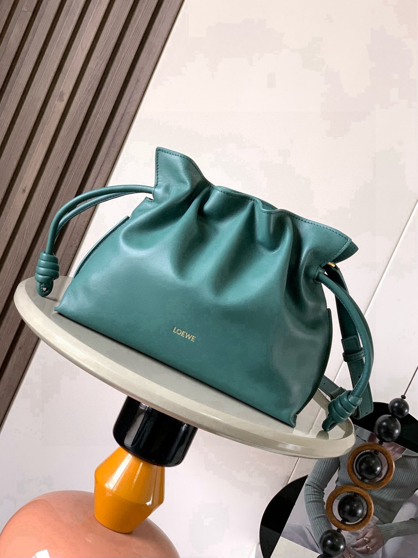 NO:770570,The new version of Dream Lucky Bag is 30CM. The new Napa cow leather Flamenco clutch bag is tightened with a drawstring and tied with the iconic coiled knot. This version is made of Napa cow leather. It must be said that this brand fully demonstrates the softness and pragmatism of the leather in Flamenco Knot. It can be said that you can feel whatever you want at Flamenco.  I found a perfect combination of drawstring bag and tote bag in Knot, which gives girls a different feeling. Although it looks simple, it is also very special and casual. The name of this bag is the same as the flamenco dance of the Spanish gypsies, which also represents Loewe's casual, elegant and individual design style. The leather is smooth Spanish calfskin and feels very soft. The anti-suede leather lining is very solid and scratch-resistant. It has been highly exposed in street photos. In addition to being used as a shoulder  The bag can also be used as a handbag with the characteristic drawstring design and soft leather loading. Tightening the rope makes the lines smoother. It is very suitable for work or leisure. Size 30CM~24.5CM~10.5CM. Style No. 9043. Color Aden green, Loewe, loewe, totes, handbag, cowhide19860909新版梦福袋30CM新款纳帕牛皮革Flamenco手拿包福袋采用拉绳收紧,并打上标志性的盘绕结这个版本采用纳帕牛皮革制成不得不说,这个品牌将皮质的柔软和实用主义都在Flamenco Knot上展现得淋漓尽致可以说是想要什么感觉都能在Flamenco Knot中找到了将抽绳包和托特包完美结合,带给女生们不一样的感觉虽然看上去简单不能再简单,但又很特别,随性有范这款包的名字与西班牙吉卜赛人的弗朗明戈舞蹈同名这恰好也代表着罗意威随性优雅又个性洒脱的设计风格皮料是光滑的西班牙小牛皮手感特别软,反绒面皮革里衬很扎实耐刮,街拍中曝光率极的它,除了可作shoulder bag亦可作手提袋特色的拉绳设计,以及柔软皮革加载,拉紧绳索更显流畅线条,无论上班或休闲都非常得宜 尺寸30CM~24.5CM~10.5CM 款号9043 颜色亚丁绿,罗意威,loewe,totes,handbag,cowhide,Bag