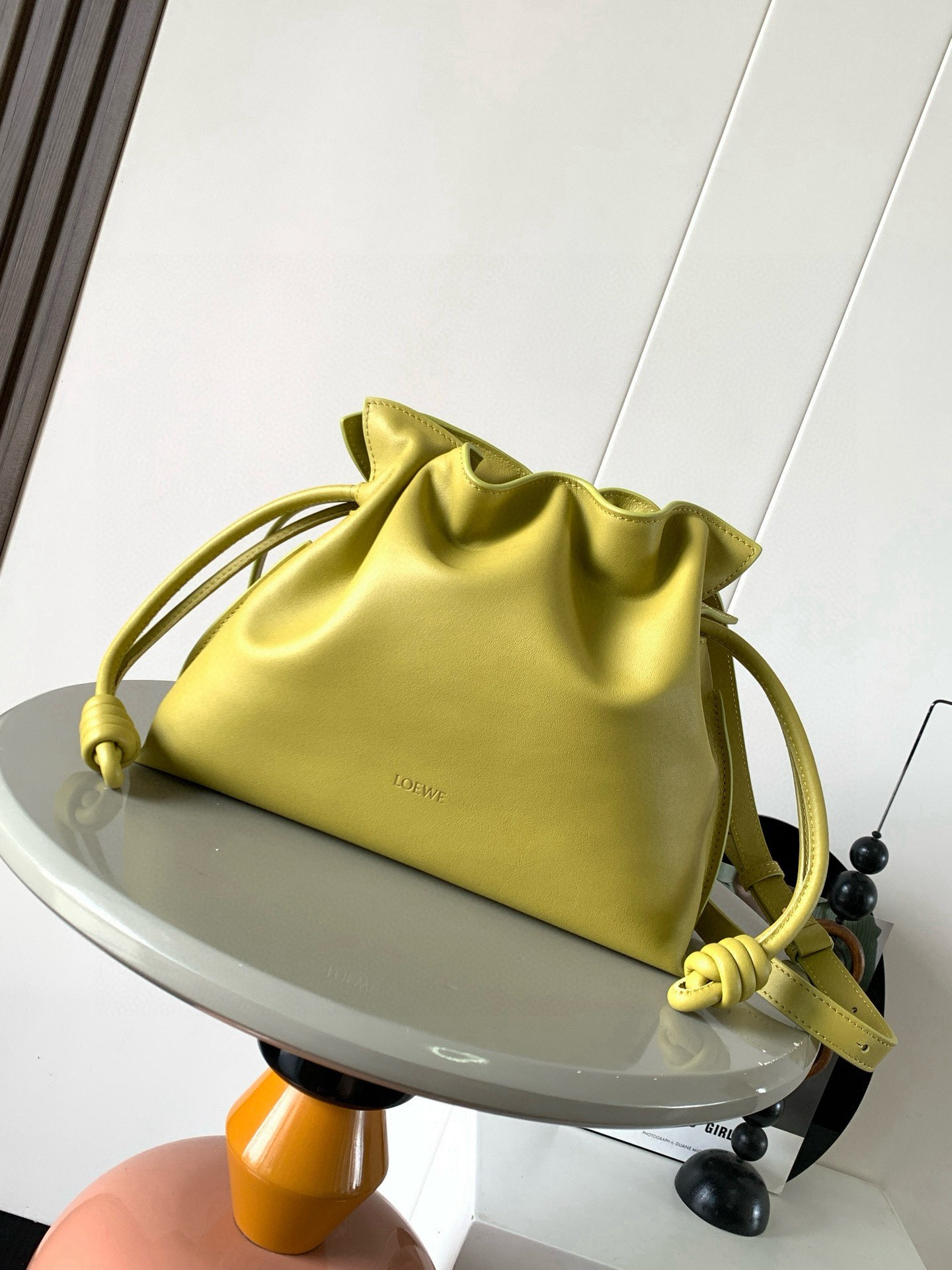 NO:770586,The new version of Dream Lucky Bag is 30CM. The new Napa cow leather Flamenco clutch bag is tightened with a drawstring and tied with the iconic coiled knot. This version is made of Napa cow leather. It must be said that this brand fully demonstrates the softness and pragmatism of the leather in Flamenco Knot. It can be said that you can feel whatever you want at Flamenco.  I found a perfect combination of drawstring bag and tote bag in Knot, which gives girls a different feeling. Although it looks simple, it is also very special and casual. The name of this bag is the same as the flamenco dance of the Spanish gypsies, which also represents Loewe's casual, elegant and individual design style. The leather is smooth Spanish calfskin and feels very soft. The anti-suede leather lining is very solid and scratch-resistant. It has been highly exposed in street photos. In addition to being used as a shoulder  The bag can also be used as a handbag with the characteristic drawstring design and soft leather loading. Tightening the rope makes the lines smoother. It is very suitable for work or leisure. Size 30CM~24.5CM~10.5CM. Style No. 9043. Color: ginger, Loewe, totes, handbag, cowhide19860909新版梦福袋30CM新款纳帕牛皮革Flamenco手拿包福袋采用拉绳收紧,并打上标志性的盘绕结这个版本采用纳帕牛皮革制成不得不说,这个品牌将皮质的柔软和实用主义都在Flamenco Knot上展现得淋漓尽致可以说是想要什么感觉都能在Flamenco Knot中找到了将抽绳包和托特包完美结合,带给女生们不一样的感觉虽然看上去简单不能再简单,但又很特别,随性有范这款包的名字与西班牙吉卜赛人的弗朗明戈舞蹈同名这恰好也代表着罗意威随性优雅又个性洒脱的设计风格皮料是光滑的西班牙小牛皮手感特别软,反绒面皮革里衬很扎实耐刮,街拍中曝光率极的它,除了可作shoulder bag亦可作手提袋特色的拉绳设计,以及柔软皮革加载,拉紧绳索更显流畅线条,无论上班或休闲都非常得宜 尺寸30CM~24.5CM~10.5CM 款号9043 颜色姜黄色,罗意威,loewe,totes,handbag,cowhide,Bag