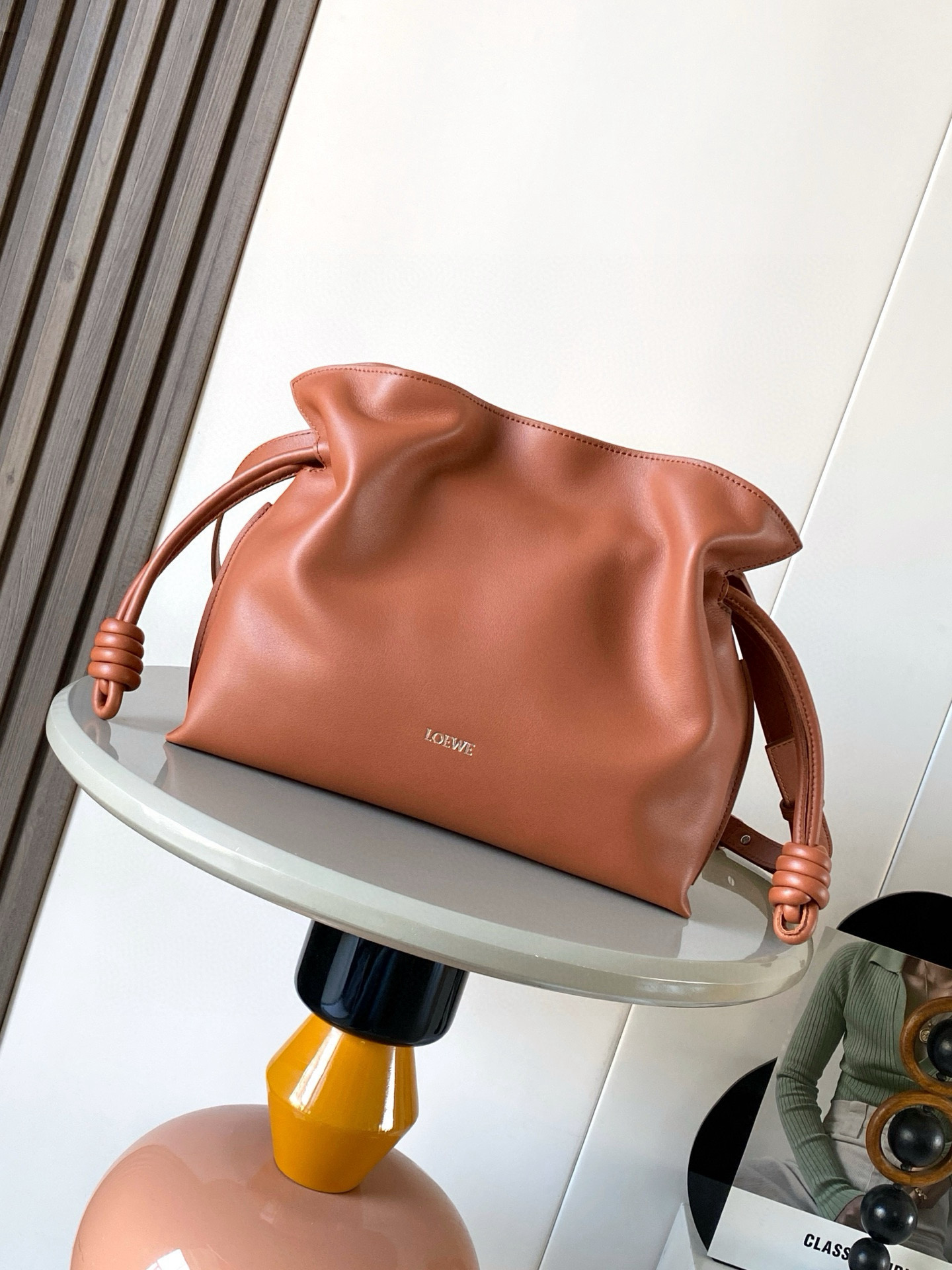 NO:770594,The new version of Dream Lucky Bag is 30CM. The new Napa cow leather Flamenco clutch bag is tightened with a drawstring and tied with the iconic coiled knot. This version is made of Napa cow leather. It must be said that this brand fully demonstrates the softness and pragmatism of the leather in Flamenco Knot. It can be said that you can feel whatever you want at Flamenco.  I found a perfect combination of drawstring bag and tote bag in Knot, which gives girls a different feeling. Although it looks simple, it is also very special and casual. The name of this bag is the same as the flamenco dance of the Spanish gypsies, which also represents Loewe's casual, elegant and individual design style. The leather is smooth Spanish calfskin and feels very soft. The anti-suede leather lining is very solid and scratch-resistant. It has been highly exposed in street photos. In addition to being used as a shoulder  The bag can also be used as a handbag with the characteristic drawstring design and soft leather loading. Tightening the cord makes the lines smoother. It is very suitable for work or leisure. Size 30CM~24.5CM~10.5CM. Style No. 9043. Color Brown, Loewe, totes, handbag, cowhide19860909新版梦福袋30CM新款纳帕牛皮革Flamenco手拿包福袋采用拉绳收紧,并打上标志性的盘绕结这个版本采用纳帕牛皮革制成不得不说,这个品牌将皮质的柔软和实用主义都在Flamenco Knot上展现得淋漓尽致可以说是想要什么感觉都能在Flamenco Knot中找到了将抽绳包和托特包完美结合,带给女生们不一样的感觉虽然看上去简单不能再简单,但又很特别,随性有范这款包的名字与西班牙吉卜赛人的弗朗明戈舞蹈同名这恰好也代表着罗意威随性优雅又个性洒脱的设计风格皮料是光滑的西班牙小牛皮手感特别软,反绒面皮革里衬很扎实耐刮,街拍中曝光率极的它,除了可作shoulder bag亦可作手提袋特色的拉绳设计,以及柔软皮革加载,拉紧绳索更显流畅线条,无论上班或休闲都非常得宜 尺寸30CM~24.5CM~10.5CM 款号9043 颜色棕色,罗意威,loewe,totes,handbag,cowhide,Bag