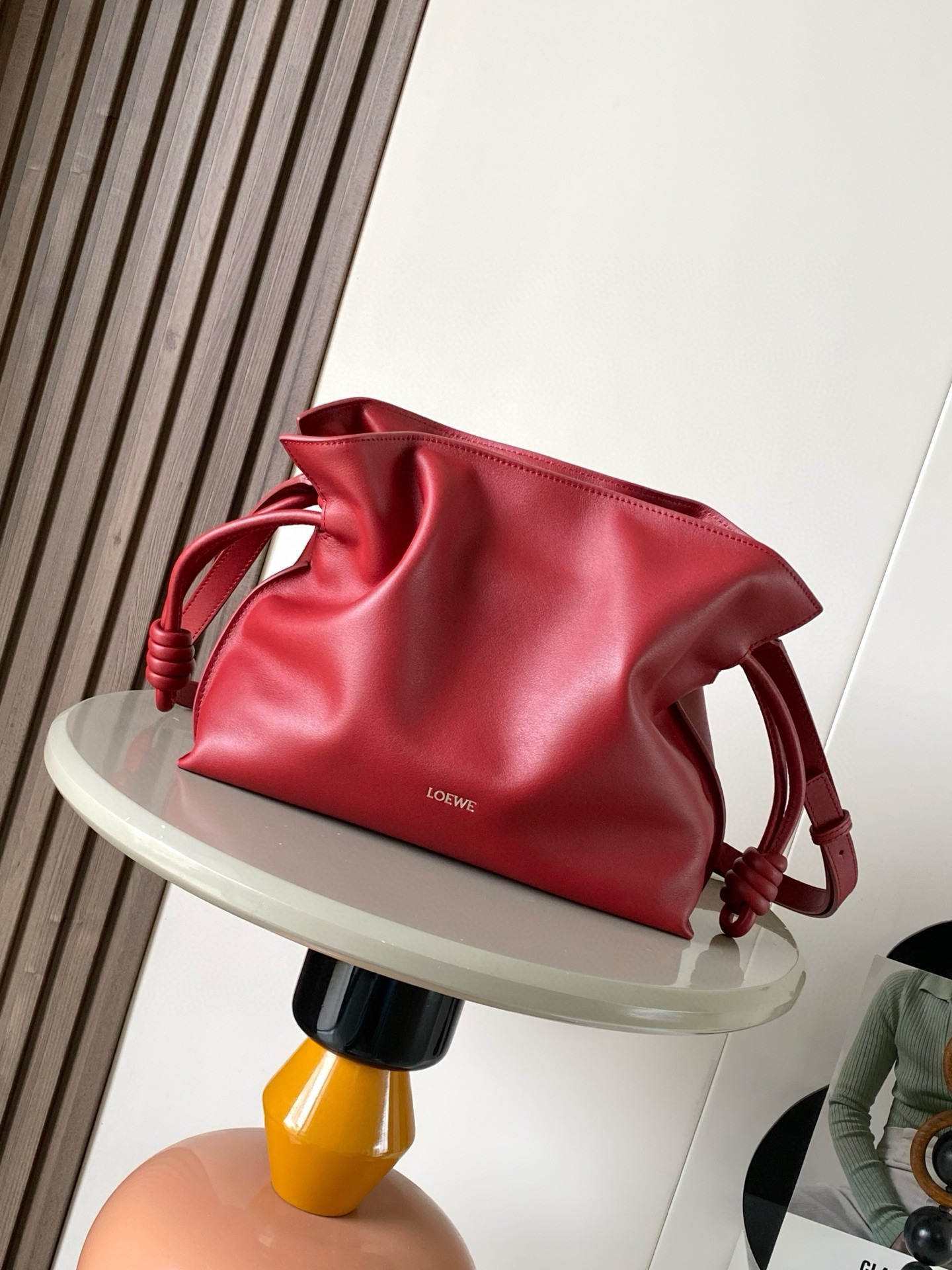 NO:770601,The new version of Dream Lucky Bag is 30CM. The new Napa cow leather Flamenco clutch bag is tightened with a drawstring and tied with the iconic coiled knot. This version is made of Napa cow leather. It must be said that this brand fully demonstrates the softness and pragmatism of the leather in Flamenco Knot. It can be said that you can feel whatever you want at Flamenco.  I found a perfect combination of drawstring bag and tote bag in Knot, which gives girls a different feeling. Although it looks simple, it is also very special and casual. The name of this bag is the same as the flamenco dance of the Spanish gypsies, which also represents Loewe's casual, elegant and individual design style. The leather is smooth Spanish calfskin and feels very soft. The anti-suede leather lining is very solid and scratch-resistant. It has been highly exposed in street photos. In addition to being used as a shoulder  The bag can also be used as a handbag with the characteristic drawstring design and soft leather loading. Tightening the rope makes the lines smoother. It is very suitable for work or leisure. Size 30CM~24.5CM~10.5CM. Style number 9043. Color maple red, Loewe, totes, handbag, cowhide19860909新版梦福袋30CM新款纳帕牛皮革Flamenco手拿包福袋采用拉绳收紧,并打上标志性的盘绕结这个版本采用纳帕牛皮革制成不得不说,这个品牌将皮质的柔软和实用主义都在Flamenco Knot上展现得淋漓尽致可以说是想要什么感觉都能在Flamenco Knot中找到了将抽绳包和托特包完美结合,带给女生们不一样的感觉虽然看上去简单不能再简单,但又很特别,随性有范这款包的名字与西班牙吉卜赛人的弗朗明戈舞蹈同名这恰好也代表着罗意威随性优雅又个性洒脱的设计风格皮料是光滑的西班牙小牛皮手感特别软,反绒面皮革里衬很扎实耐刮,街拍中曝光率极的它,除了可作shoulder bag亦可作手提袋特色的拉绳设计,以及柔软皮革加载,拉紧绳索更显流畅线条,无论上班或休闲都非常得宜 尺寸30CM~24.5CM~10.5CM 款号9043 颜色枫叶红,罗意威,loewe,totes,handbag,cowhide,Bag
