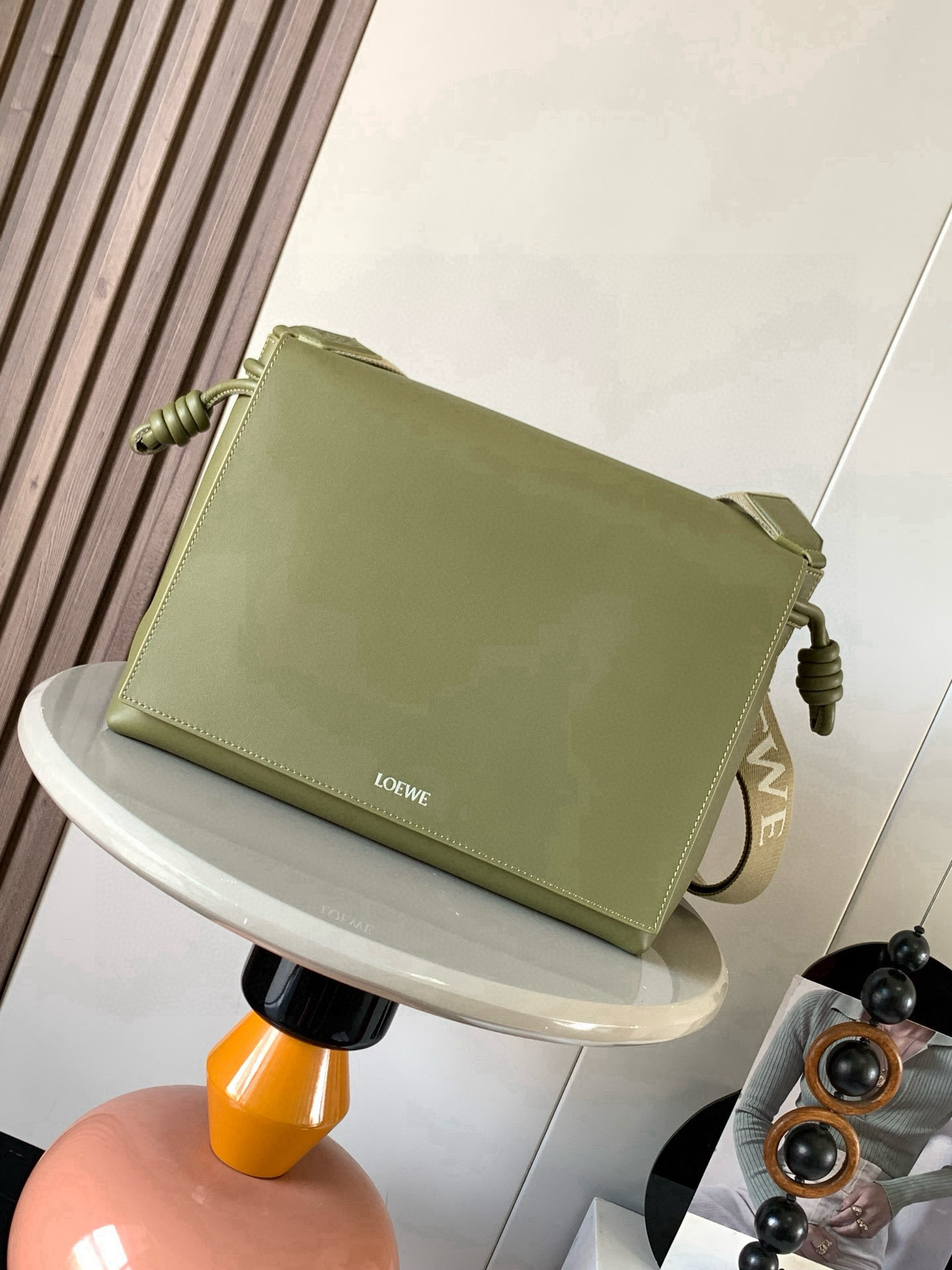NO:770615,Shiny soft calfskin leather Flamenco satchel bag new arrival This bag reimagines the classic Flamenco bag as a practical crossbody bag, fastened with a drawstring and finished with the signature coiled knot. This version is made of shiny soft calfskin leather with a suede interior.  Size 34cm～12cm～24cm Style number 9059 Color olive green, Loewe, loewe, loewe, satchels, crossbody bags, cowhide19860909亮面柔软牛皮革 Flamenco satchel 手袋新品这款手袋将经典 Flamenco手袋重新设计为实用的斜挎包采用拉绳收紧,并打上标志性的盘绕结此版本以亮面柔软牛皮革制成,内部采用绒面革.＊斜挎、肩背或手提＊可调节可拆卸 LOEWE 织带＊牛皮革拉链内袋和 D 形环＊ LOEWE 烫银 尺寸34cm～12cm～24cm 款号9059 颜色橄榄绿,罗意威,loewe,loewe,satchels,crossbody bags,cowhide,Bag
