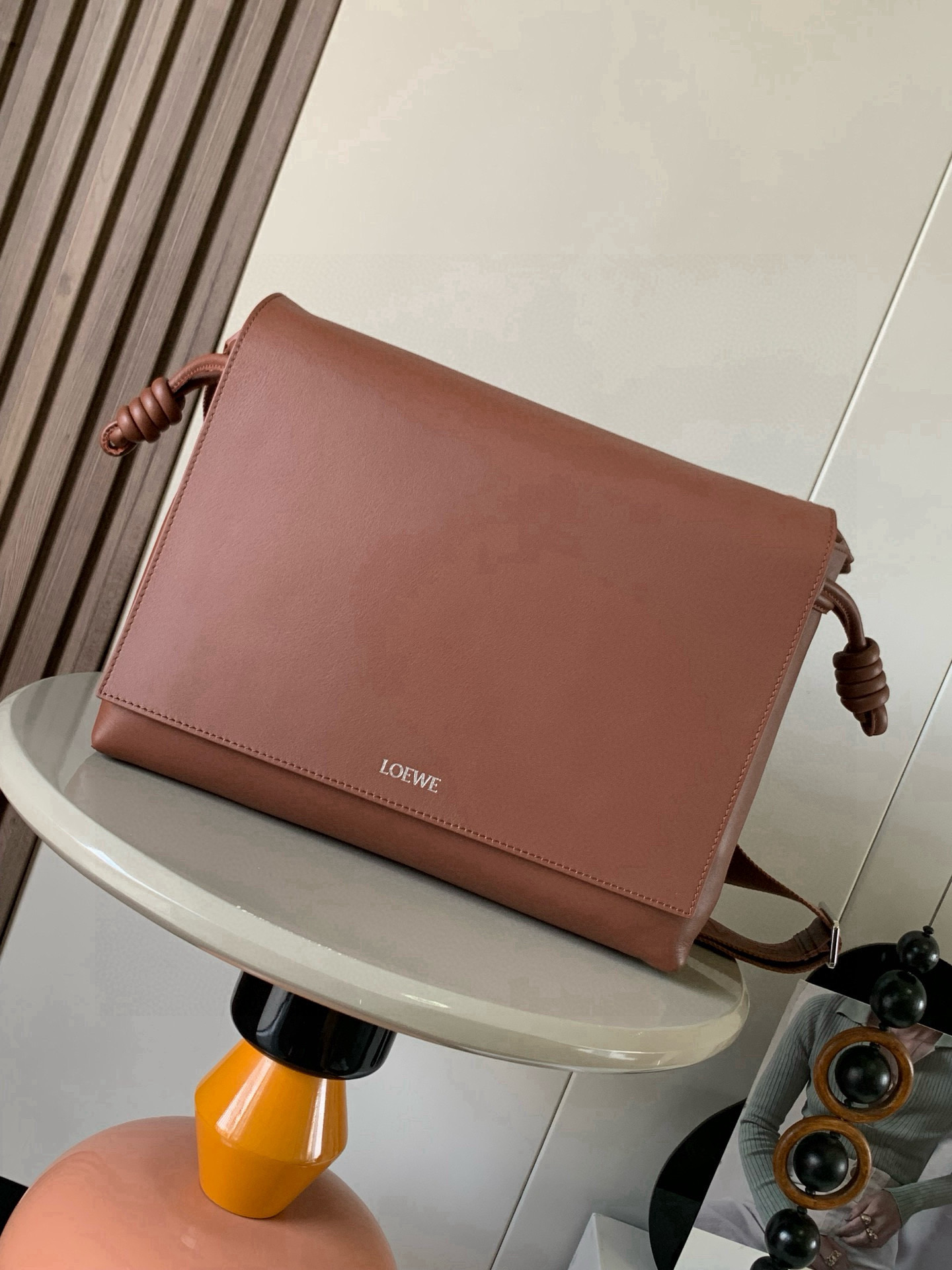 NO:770622,Shiny soft calfskin leather Flamenco satchel bag new arrival This bag reimagines the classic Flamenco bag as a practical crossbody bag, fastened with a drawstring and finished with the signature coiled knot. This version is made of shiny soft calfskin leather with a suede interior.  Size 34cm～12cm～24cm Style No. 9059 Color Browne, Loewe, thom browne, loewe, loewe, satchels, crossbody bags, cowhide19860909亮面柔软牛皮革 Flamenco satchel 手袋新品这款手袋将经典 Flamenco手袋重新设计为实用的斜挎包采用拉绳收紧,并打上标志性的盘绕结此版本以亮面柔软牛皮革制成,内部采用绒面革.＊斜挎、肩背或手提＊可调节可拆卸 LOEWE 织带＊牛皮革拉链内袋和 D 形环＊ LOEWE 烫银 尺寸34cm～12cm～24cm 款号9059 颜色布朗尼,罗意威,thom browne,loewe,loewe,satchels,crossbody bags,cowhide,Bag