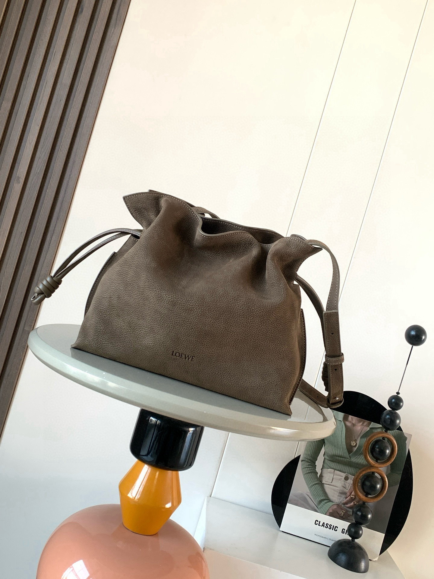 NO:770645,New Lucky Bag Medium Flamenco Clutch in Grained Nubuck Flamenco Clutch Made of soft material with a languid style. Drawstring design decorated with historic knots. This medium version is made of grained nubuck leather. *Can be worn on the shoulder, crossbody or by hand. *Detachable and adjustable shoulder strap. Discreet magnetic closure. Size 30CM～24.5CM～10.5CM Color nubuck, Loewe, loewe, handbag, sheepskin19860909新款福袋 中号粒面牛巴革 Flamenco 手拿包Flamenco 手拿包以柔软材质造就慵懒风格抽绳设计饰有历史悠久的绳结此中号版本采用粒面牛巴革制成*可肩背、斜挎或手提*可拆卸可调节肩带“低调的磁扣开合*纳帕羊皮革衬里*L0EWE 圧紋 款号9162 尺寸30CM～24.5CM～10.5CM 颜色牛巴革,罗意威,loewe,handbag,sheepskin,Bag