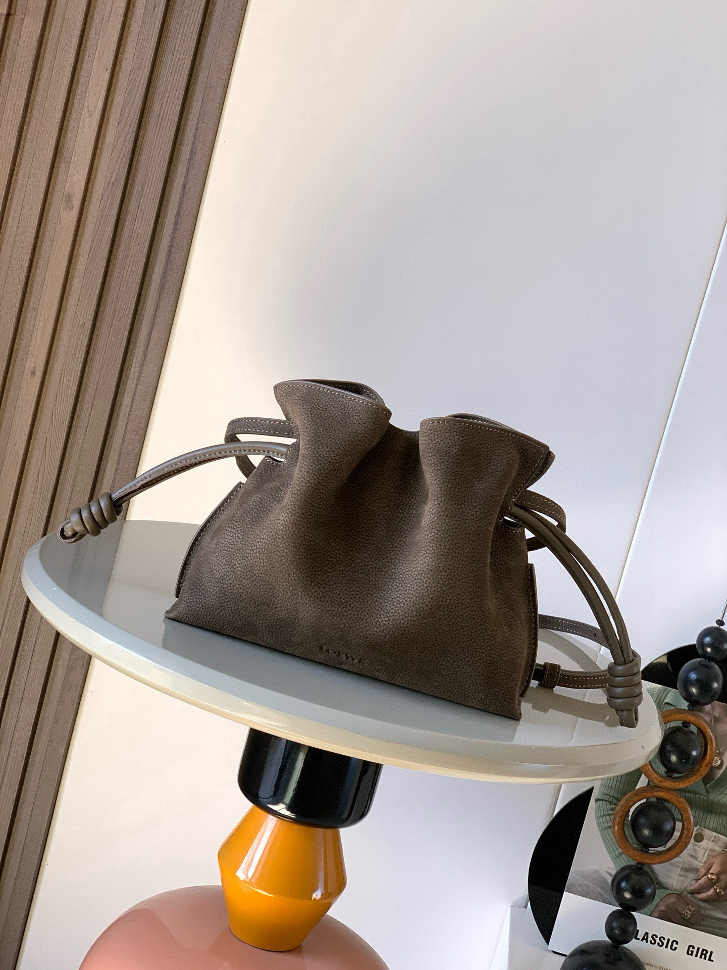 NO:770651,New Lucky Bag Small Flamenco Clutch in Grained Nubuck Flamenco Clutch Made of soft material for a languid style Drawstring design decorated with historic knots This medium version is made of grained nubuck leather * Can be worn on the shoulder, crossbody or handheld * Detachable and adjustable shoulder strap 'Low-profile magnetic closure * Nappa sheepskin leather lining * L0EWE pressure pattern Style No. 9163 Size 23CM～18CM～9CM Color nubuck, Loewe, loewe, handbag, sheepskin19860909新款福袋 小号粒面牛巴革 Flamenco 手拿包Flamenco 手拿包以柔软材质造就慵懒风格抽绳设计饰有历史悠久的绳结此中号版本采用粒面牛巴革制成*可肩背、斜挎或手提*可拆卸可调节肩带“低调的磁扣开合*纳帕羊皮革衬里*L0EWE 圧紋 款号9163 尺寸23CM～18CM～9CM 颜色牛巴革,罗意威,loewe,handbag,sheepskin,Bag