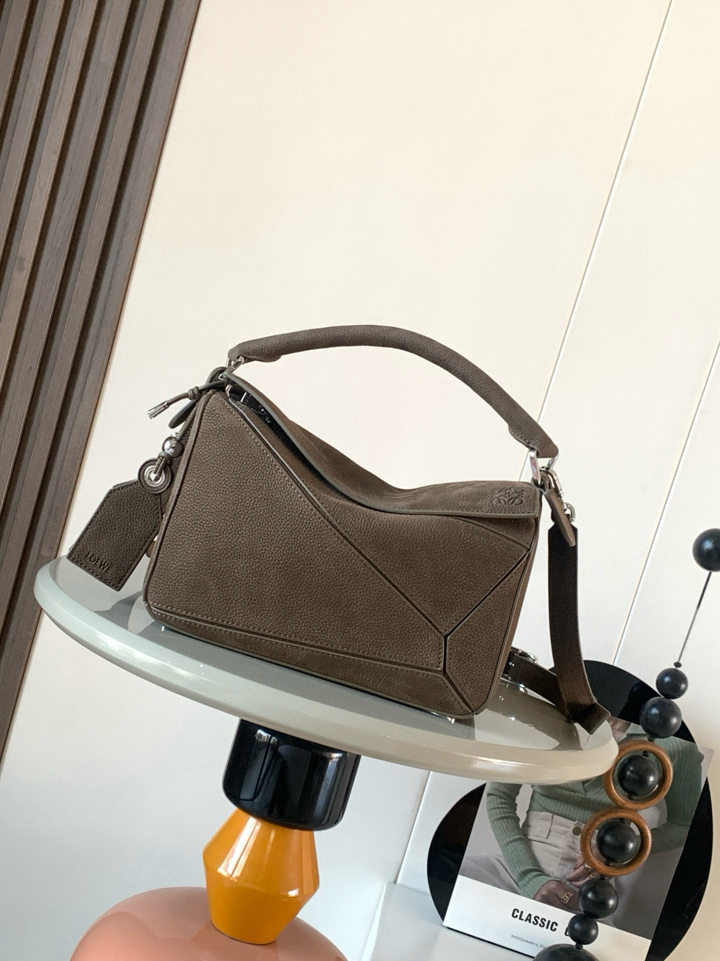 NO:770657,New Geometric Bag Featherlight Puzzle Small Grained Nubuck Featherlight Puzzle Handbag Featherlight Puzzle outlines a rectangular shape with unique geometric lines. This version is made of grained nubuck * Can be worn on the shoulder, cross-body or handheld * Detachable and adjustable shoulder strap with swivel buckle * Zipper closure with hinged zipper pull * One external zippered back pocket and one internal slip pocket * Detachable L0EWE  Hot stamping or hot silver label decorated with secret pockets and balloon dice *Rectangular metal feet *Nappa sheep leather lining *Anagram embossed, L0EWE wording engraved inside the plaque Size 24CM～16.5CM～10.5CM Style No. 9161 Color Nubuck, Loewe, loewe, sheepskin19860909新款几何包 小号粒面牛巴革 Featherlight Puzzle 手袋Featherlight Puzzle 以别具一格的几何线条勾勒长方体造型此版本采用粒面牛巴革制成*可肩背、斜挎或手提*可拆卸可调节肩带饰有旋转卡扣*拉链开合铰接式拉链头*一个外部拉链后袋一个内部插袋*可拆卸L0EWE 烫金或烫银标签饰有隐秘口袋和气球骰子*长方形金属脚钉*纳帕羊皮革衬里*Anagram 压纹、饰牌内部镌刻 L0EWE字样 尺寸24CM～16.5CM～10.5CM 款号9161 颜色牛巴革,罗意威,loewe,sheepskin,Bag