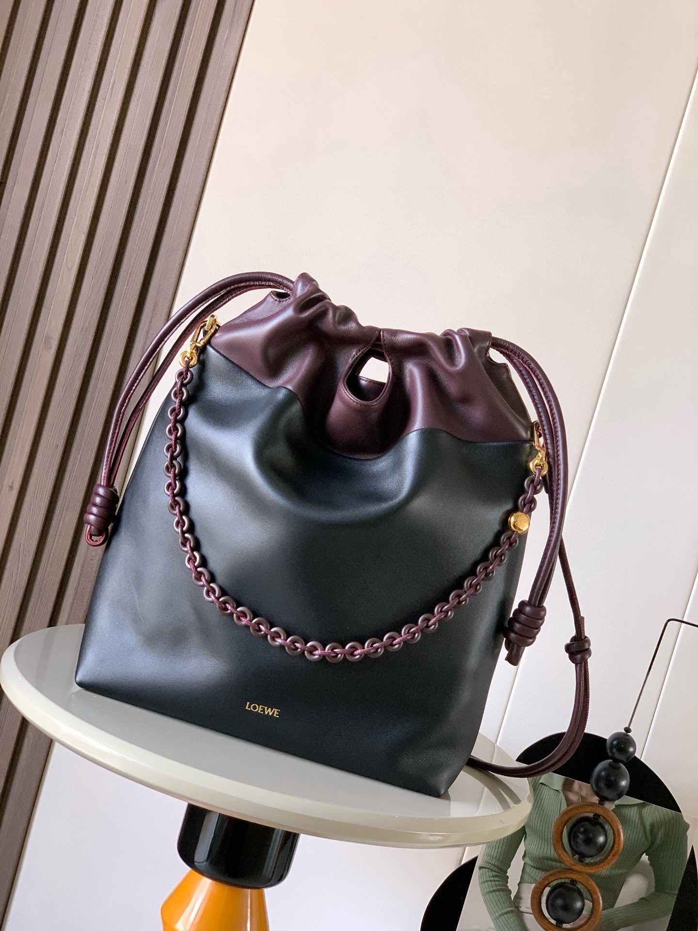 NO:853908,The new new soft two-tone nappa lambskin Flamenco Purse tote bag is a soft and practical bag with a straight design, time-honored drawstrings, knots and a tonal donut chain strap with a contrasting top. This version is made of soft nappa lambskin and can be worn on the shoulder, crossbody or hand-held.  Style No. 9101 Color Burgundy red, Loewe, loewe, totes, sheepskin, chamois leather19860909新款新柔软双色纳帕小羊皮 Flamenco Purse 托特包是柔软实用的包款采用直式设计、历史悠久的抽绳、绳结和与对比色顶部搭配的同色系甜甜圈链带此版本以柔软纳帕小羊皮制成可肩背、斜背或手提,顶部手提把,皮革肩带可调整拆卸可拆式甜甜圈链带装饰Anagram Pebble磁扣麂皮内里 尺寸38～29～9CM 款号9101 颜色勃艮地红,罗意威,loewe,totes,sheepskin,chamois leather,Bag