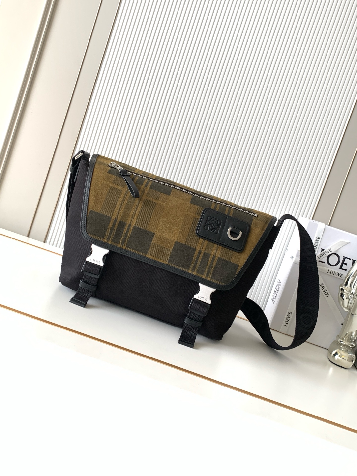 NO:853612,Medium canvas and suede Flex Messenger Flex messenger bag with trapezoidal foldover flap with subtle sporty details This medium version is made from cotton twill canvas and suede* Holds a 13' laptop Can be worn on the shoulder or cross-body Adjustable web strap* Snap-button flap* One zippered front pocket One magnetic back pocket* One zipped interior pocket Nylon lining* Anagram embossed with D-ring  Size 38CM～27CM～9.5CM Style No. 9100 Color Green Plaid, Loewe, loewe19860909中号帆布和绒面革 Flex邮差包Flex 邮差包采用梯形折叠翻盖设计饰有精致的运动风格细节此中号版本采用棉质斜纹帆布和绒面革制成*可放13寸笔记本电脑可肩背或斜挎可调节织带*按扣翻盖*—个拉链前袋一个磁扣后袋*一个拉链内袋尼龙衬里*Anagram 压纹配有 D形环 尺寸38CM～27CM～9.5CM 款号9100 颜色绿色格子,罗意威,loewe,Bag