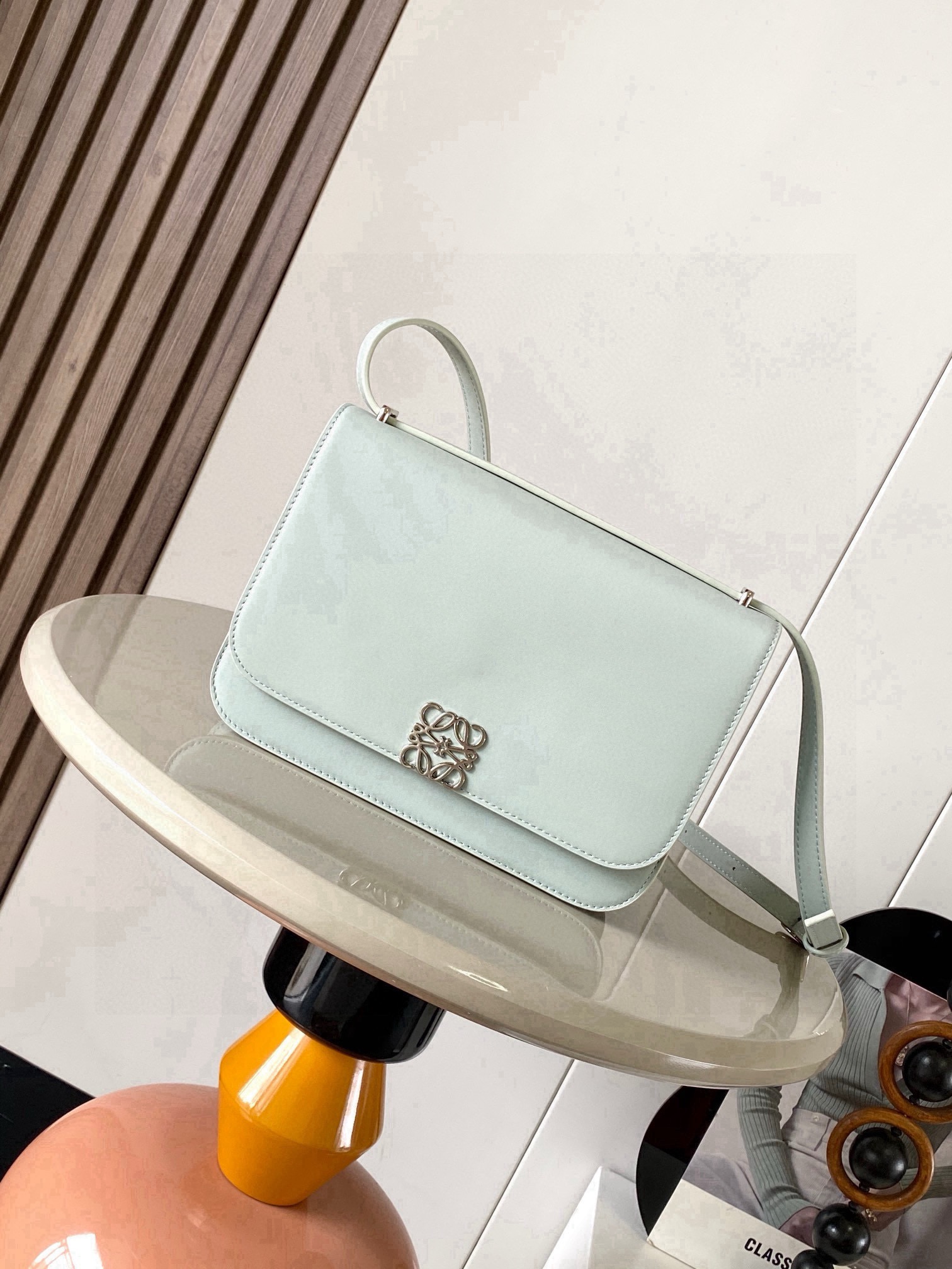 NO:853619,Goya Silk Calf Leather Handbag The Goya is a compact bag that is very well organized for its size. Simple Anagram  The closure and vibrant colors contrast with its sharp graphic simplicity It's handcrafted from fine silk cowhide and lined in soft nappa sheepskin It's the ultimate expression of craftsmanship  Size 22.5cm～7.5cm～15cm Style number 9067 Color light gray, Loewe, loewe, loewe, cowhide, sheepskin19860909Goya丝绸牛皮革手袋Goya 是一款结构紧凑的包袋,对于其尺寸来说,手袋组织得非常到位简洁的 Anagram 封口和鲜艳的色彩与其锐利的图形简约感形成鲜明的对比它采用精美的丝绸牛皮革手工制作衬里为柔软纳帕羊皮革它是精湛工艺的终极体现＊肩背＊可调节肩带＊磁扣＊四个内部口袋,包括一个拉链口袋和一个按扣口袋＊一个外部口袋＊纳帕羊皮革衬里＊肩带上饰有金属压纹 LOEWE 标志 里料羊皮革／牛皮革 尺寸22.5cm～7.5cm～15cm 款号9067 颜色浅轻灵灰,罗意威,loewe,loewe,cowhide,sheepskin,Bag