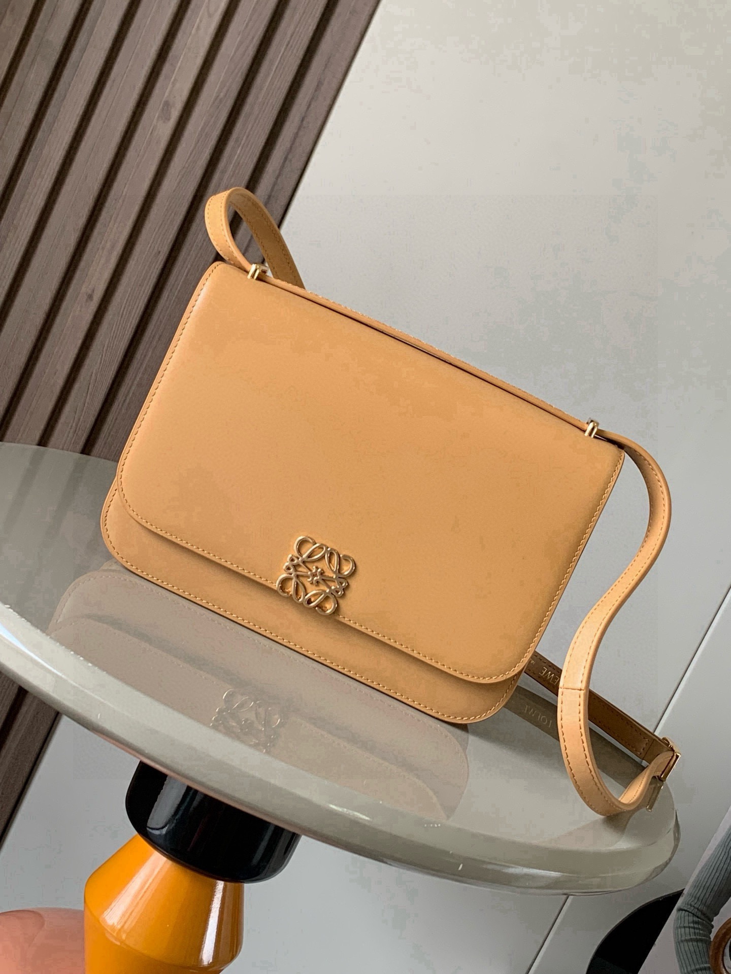 NO:853630,Goya Silk Calf Leather Handbag The Goya is a compact bag that is very well organized for its size. Simple Anagram  The closure and bright colors contrast with its sharp graphic simplicity It's handcrafted from fine silk cowhide and lined in soft nappa sheepskin It's the ultimate expression of craftsmanship  Size 22.5cm～7.5cm～15cm Style No. 9067 Color Warm Sand Yellow, Loewe, loewe, loewe, cowhide, sheepskin19860909Goya丝绸牛皮革手袋Goya 是一款结构紧凑的包袋,对于其尺寸来说,手袋组织得非常到位简洁的 Anagram 封口和鲜艳的色彩与其锐利的图形简约感形成鲜明的对比它采用精美的丝绸牛皮革手工制作衬里为柔软纳帕羊皮革它是精湛工艺的终极体现肩背＊可调节肩带＊磁扣＊四个内部口袋,包括一个拉链口袋和一个按扣口袋＊一个外部口袋＊纳帕羊皮革衬里＊肩带上饰有金属压纹 LOEWE 标志 里料羊皮革／牛皮革 尺寸22.5cm～7.5cm～15cm 款号9067 颜色暖沙黄,罗意威,loewe,loewe,cowhide,sheepskin,Bag