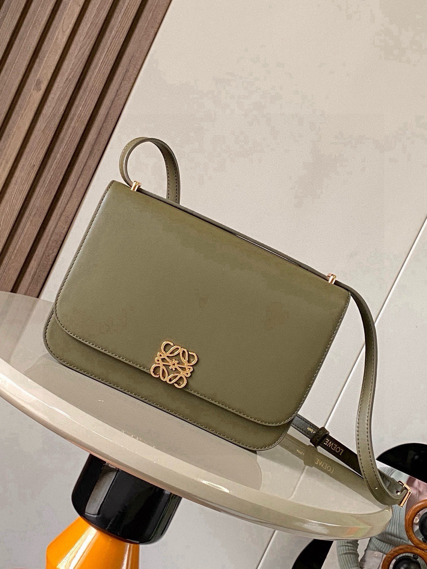 NO:853642,Goya Silk Calf Leather Handbag The Goya is a compact bag that is very well organized for its size. Simple Anagram  The closure and vibrant colors contrast with its sharp graphic simplicity It's handcrafted from fine silk cowhide and lined in soft nappa sheepskin It's the ultimate expression of craftsmanship  Size 22.5cm～7.5cm～15cm Style number 9067 Color Khaki green, Loewe, loewe, loewe, cowhide, sheepskin19860909Goya丝绸牛皮革手袋Goya 是一款结构紧凑的包袋,对于其尺寸来说,手袋组织得非常到位简洁的 Anagram 封口和鲜艳的色彩与其锐利的图形简约感形成鲜明的对比它采用精美的丝绸牛皮革手工制作衬里为柔软纳帕羊皮革它是精湛工艺的终极体现＊肩背＊可调节肩带＊磁扣＊四个内部口袋,包括一个拉链口袋和一个按扣口袋＊一个外部口袋＊纳帕羊皮革衬里＊肩带上饰有金属压纹 LOEWE 标志 里料羊皮革／牛皮革 尺寸22.5cm～7.5cm～15cm 款号9067 颜色卡其绿,罗意威,loewe,loewe,cowhide,sheepskin,Bag