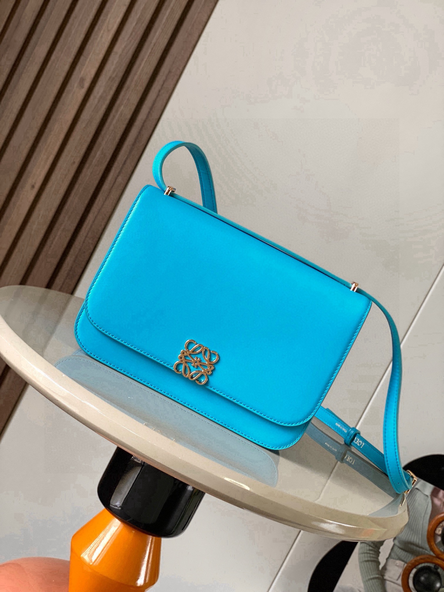 NO:853655,Goya Silk Calf Leather Handbag The Goya is a compact bag that is very well organized for its size. Simple Anagram  The closure and vibrant colors contrast with its sharp graphic simplicity It's handcrafted from fine silk cowhide and lined in soft nappa sheepskin It's the ultimate expression of craftsmanship  Size 22.5cm～7.5cm～15cm Style number 9067 Color Lake blue, Loewe, loewe, loewe, cowhide, sheepskin19860909Goya丝绸牛皮革手袋Goya 是一款结构紧凑的包袋,对于其尺寸来说,手袋组织得非常到位简洁的 Anagram 封口和鲜艳的色彩与其锐利的图形简约感形成鲜明的对比它采用精美的丝绸牛皮革手工制作衬里为柔软纳帕羊皮革它是精湛工艺的终极体现＊肩背＊可调节肩带＊磁扣＊四个内部口袋,包括一个拉链口袋和一个按扣口袋＊一个外部口袋＊纳帕羊皮革衬里＊肩带上饰有金属压纹 LOEWE 标志 里料羊皮革／牛皮革 尺寸22.5cm～7.5cm～15cm 款号9067 颜色湖蓝,罗意威,loewe,loewe,cowhide,sheepskin,Bag