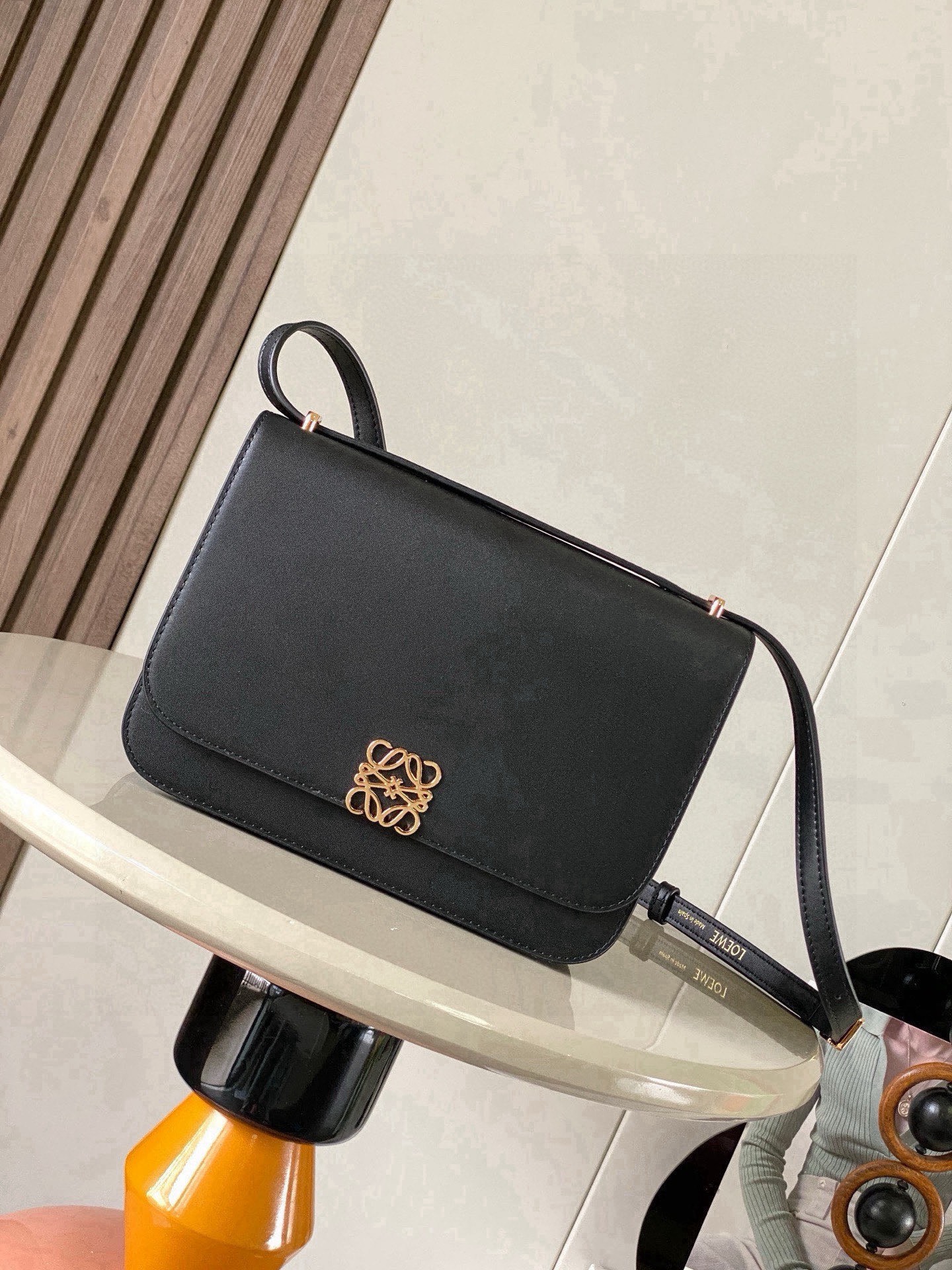NO:853557,Goya Silk Calf Leather Handbag The Goya is a compact bag that is very well organized for its size. Simple Anagram  The closure and vibrant colors contrast with its sharp graphic simplicity It's handcrafted from fine silk cowhide and lined in soft nappa sheepskin It's the ultimate expression of craftsmanship  Size 22.5cm～7.5cm～15cm Style number 9067 Color black, Loewe, loewe, loewe, cowhide, sheepskin19860909Goya丝绸牛皮革手袋Goya 是一款结构紧凑的包袋,对于其尺寸来说,手袋组织得非常到位简洁的 Anagram 封口和鲜艳的色彩与其锐利的图形简约感形成鲜明的对比它采用精美的丝绸牛皮革手工制作衬里为柔软纳帕羊皮革它是精湛工艺的终极体现＊肩背＊可调节肩带＊磁扣＊四个内部口袋,包括一个拉链口袋和一个按扣口袋＊一个外部口袋＊纳帕羊皮革衬里＊肩带上饰有金属压纹 LOEWE 标志 里料羊皮革／牛皮革 尺寸22.5cm～7.5cm～15cm 款号9067 颜色黑色,罗意威,loewe,loewe,cowhide,sheepskin,Bag