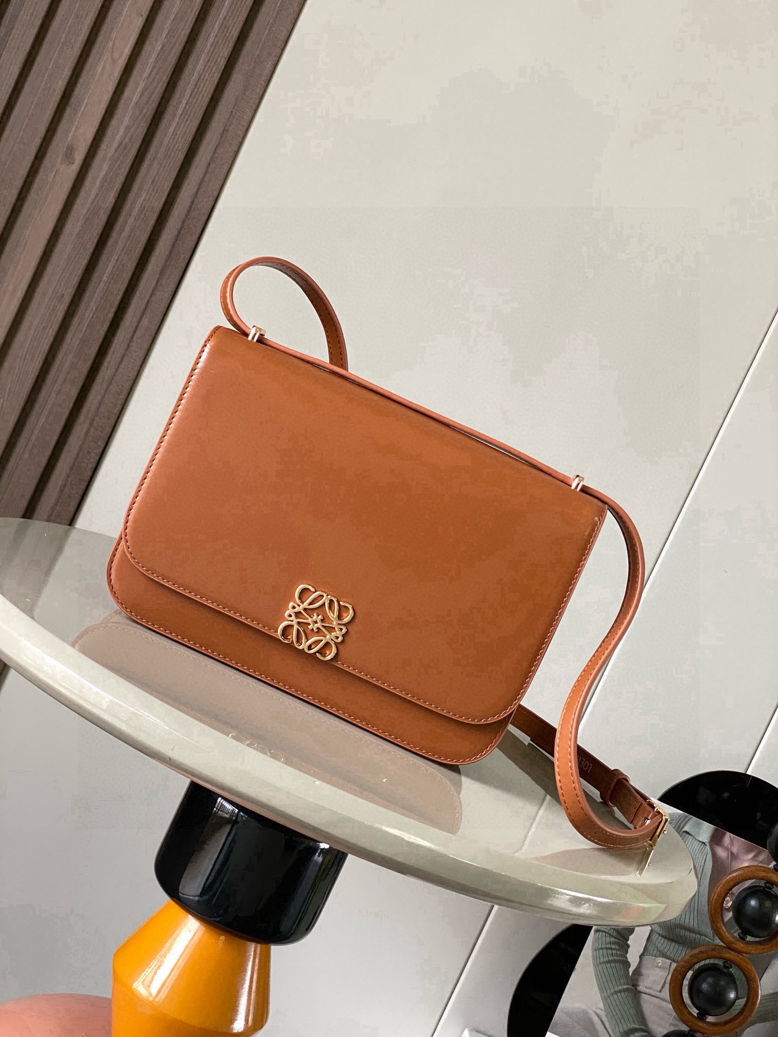 NO:853580,Goya Silk Calf Leather Handbag The Goya is a compact bag that is very well organized for its size. Simple Anagram  The closure and bright colors contrast with its sharp graphic simplicity It's handcrafted from fine silk cowhide and lined in soft nappa sheepskin It's the ultimate expression of craftsmanship  Size 22.5cm～7.5cm～15cm Style No. 9067 Color Brown, Loewe, loewe, loewe, cowhide, sheepskin19860909Goya丝绸牛皮革手袋Goya 是一款结构紧凑的包袋,对于其尺寸来说,手袋组织得非常到位简洁的 Anagram 封口和鲜艳的色彩与其锐利的图形简约感形成鲜明的对比它采用精美的丝绸牛皮革手工制作衬里为柔软纳帕羊皮革它是精湛工艺的终极体现肩背＊可调节肩带＊磁扣＊四个内部口袋,包括一个拉链口袋和一个按扣口袋＊一个外部口袋＊纳帕羊皮革衬里＊肩带上饰有金属压纹 LOEWE 标志 里料羊皮革／牛皮革 尺寸22.5cm～7.5cm～15cm 款号9067 颜色棕色,罗意威,loewe,loewe,cowhide,sheepskin,Bag