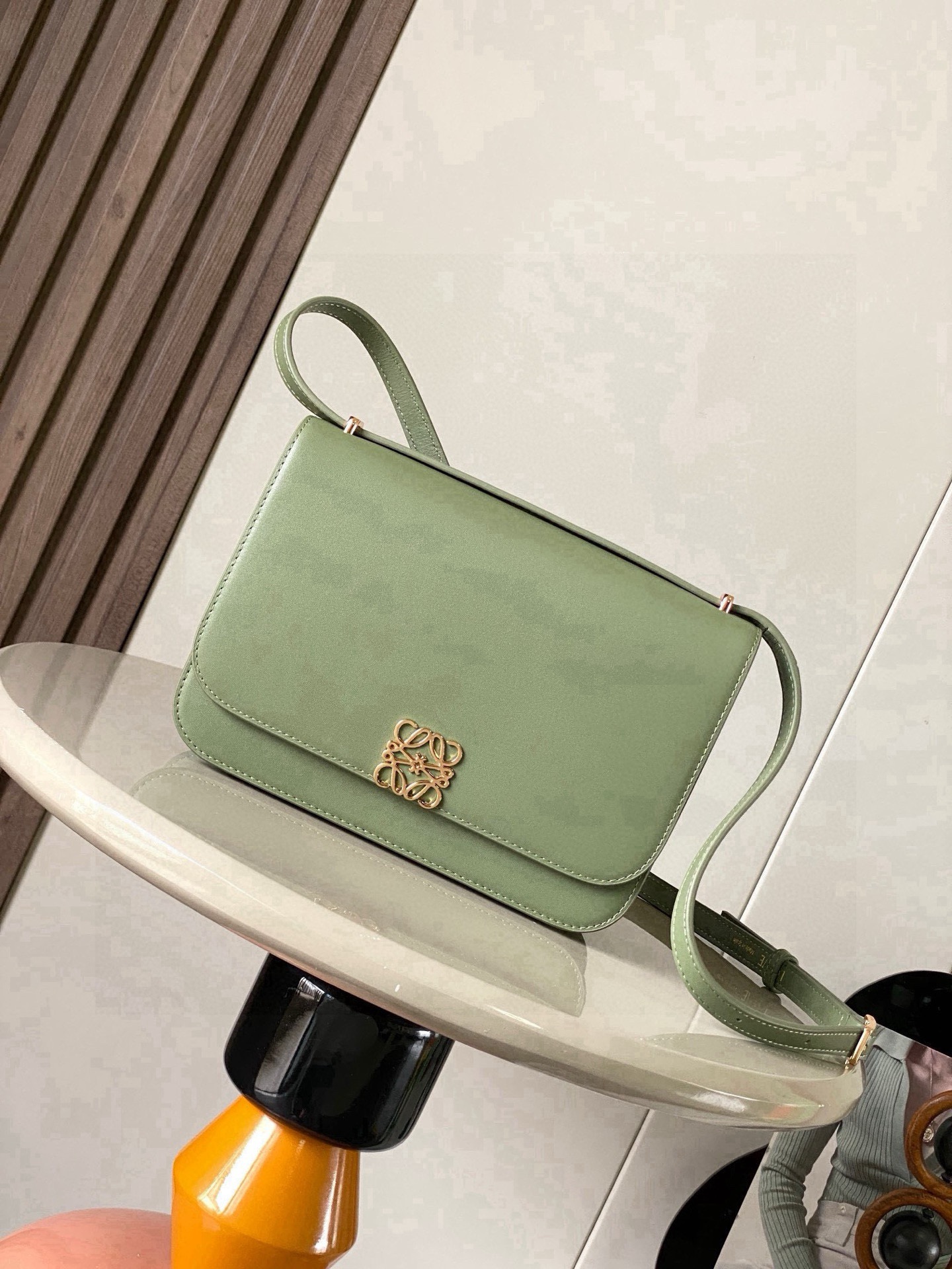 NO:853590,Goya Silk Calf Leather Handbag The Goya is a compact bag that is very well organized for its size. Simple Anagram  The closure and vibrant colors contrast with its sharp graphic simplicity It's handcrafted from fine silk cowhide and lined in soft nappa sheepskin It's the ultimate expression of craftsmanship  Size 22.5cm～7.5cm～15cm Style number 9067 Color avocado green, Loewe, loewe, loewe, cowhide, sheepskin19860909Goya丝绸牛皮革手袋Goya 是一款结构紧凑的包袋,对于其尺寸来说,手袋组织得非常到位简洁的 Anagram 封口和鲜艳的色彩与其锐利的图形简约感形成鲜明的对比它采用精美的丝绸牛皮革手工制作衬里为柔软纳帕羊皮革它是精湛工艺的终极体现＊肩背＊可调节肩带＊磁扣＊四个内部口袋,包括一个拉链口袋和一个按扣口袋＊一个外部口袋＊纳帕羊皮革衬里＊肩带上饰有金属压纹 LOEWE 标志 里料羊皮革／牛皮革 尺寸22.5cm～7.5cm～15cm 款号9067 颜色鳄梨绿,罗意威,loewe,loewe,cowhide,sheepskin,Bag