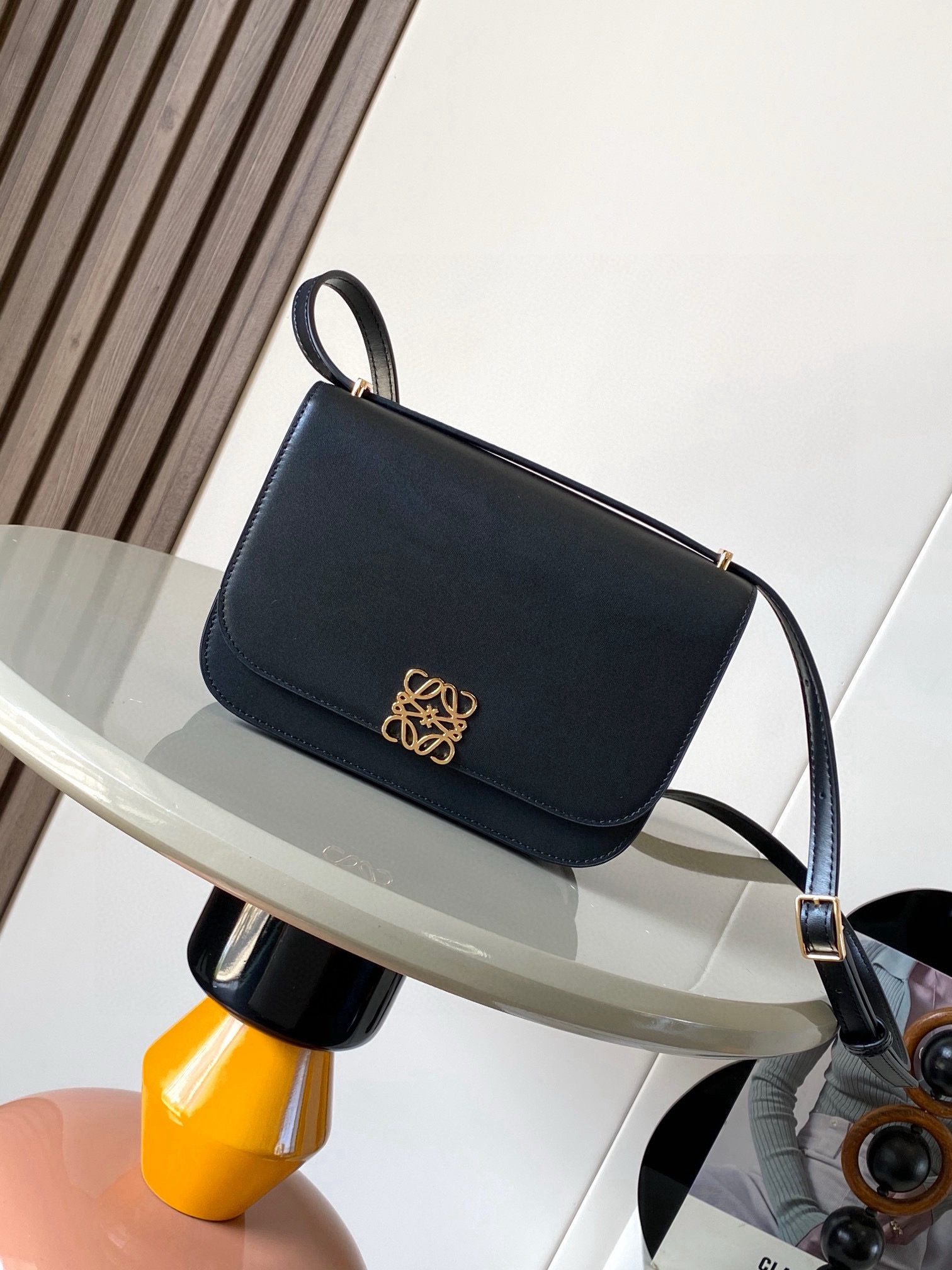 NO:853600,Small Goya Silk Calf Leather Handbag The Goya is a compact bag and very well organized for its size Simple Anagram  The closure and bright colors contrast with its sharp graphic simplicity. It is handcrafted from fine silk cow leather and lined in soft nappa sheep leather. It is the ultimate expression of craftsmanship. This version is available in a small size.  Color Black Size 19cm～6cm～13cm Style No. 9087, Loewe, loewe, loewe, cowhide, sheepskin19860909小号 Goya 丝绸牛皮革手袋Goya 是一款结构紧凑的包袋,对于其尺寸来说,手袋组织得非常到位简洁的 Anagram 封口和鲜艳的色彩与其锐利的图形简约感形成鲜明的对比它采用精美的丝绸牛皮革手工制作,衬里为柔软纳帕羊皮革.它是精湛工艺的终极体现这个版本为小尺寸版本.＊肩背＊可调节肩带＊磁扣＊四个内部口袋包括一个拉链口袋和一个按扣口袋＊一个外部口袋＊纳帕羊皮革衬里＊肩带上饰有金属压纹 LOEWE 标志 颜色黑色 尺寸19cm～6cm～13cm 款号9087,罗意威,loewe,loewe,cowhide,sheepskin,Bag