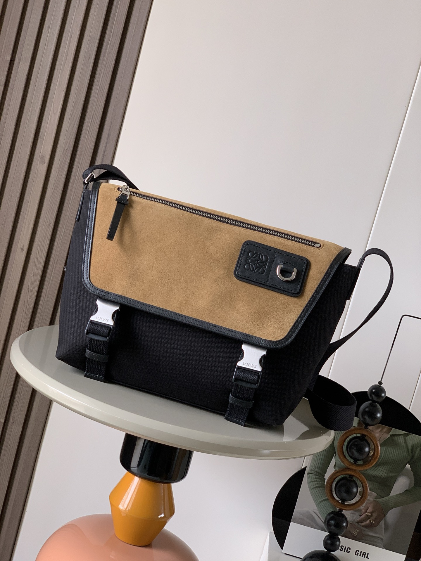 NO:853591,Medium canvas and suede Flex Messenger Flex messenger bag with trapezoidal foldover flap with subtle sporty details This medium version is made from cotton twill canvas and suede* Holds a 13' laptop Can be worn on the shoulder or cross-body Adjustable web strap* Snap-button flap* One zippered front pocket One magnetic back pocket* One zipped interior pocket Nylon lining* Anagram embossed with D-ring  Size 38CM～27CM～9.5CM Style number 9100 Color black/dark golden, Loewe, loewe19860909中号帆布和绒面革 Flex邮差包Flex 邮差包采用梯形折叠翻盖设计饰有精致的运动风格细节此中号版本采用棉质斜纹帆布和绒面革制成*可放13寸笔记本电脑可肩背或斜挎可调节织带*按扣翻盖*—个拉链前袋一个磁扣后袋*一个拉链内袋尼龙衬里*Anagram 压纹配有 D形环 尺寸38CM～27CM～9.5CM 款号9100 颜色黑/深金黄,罗意威,loewe,Bag