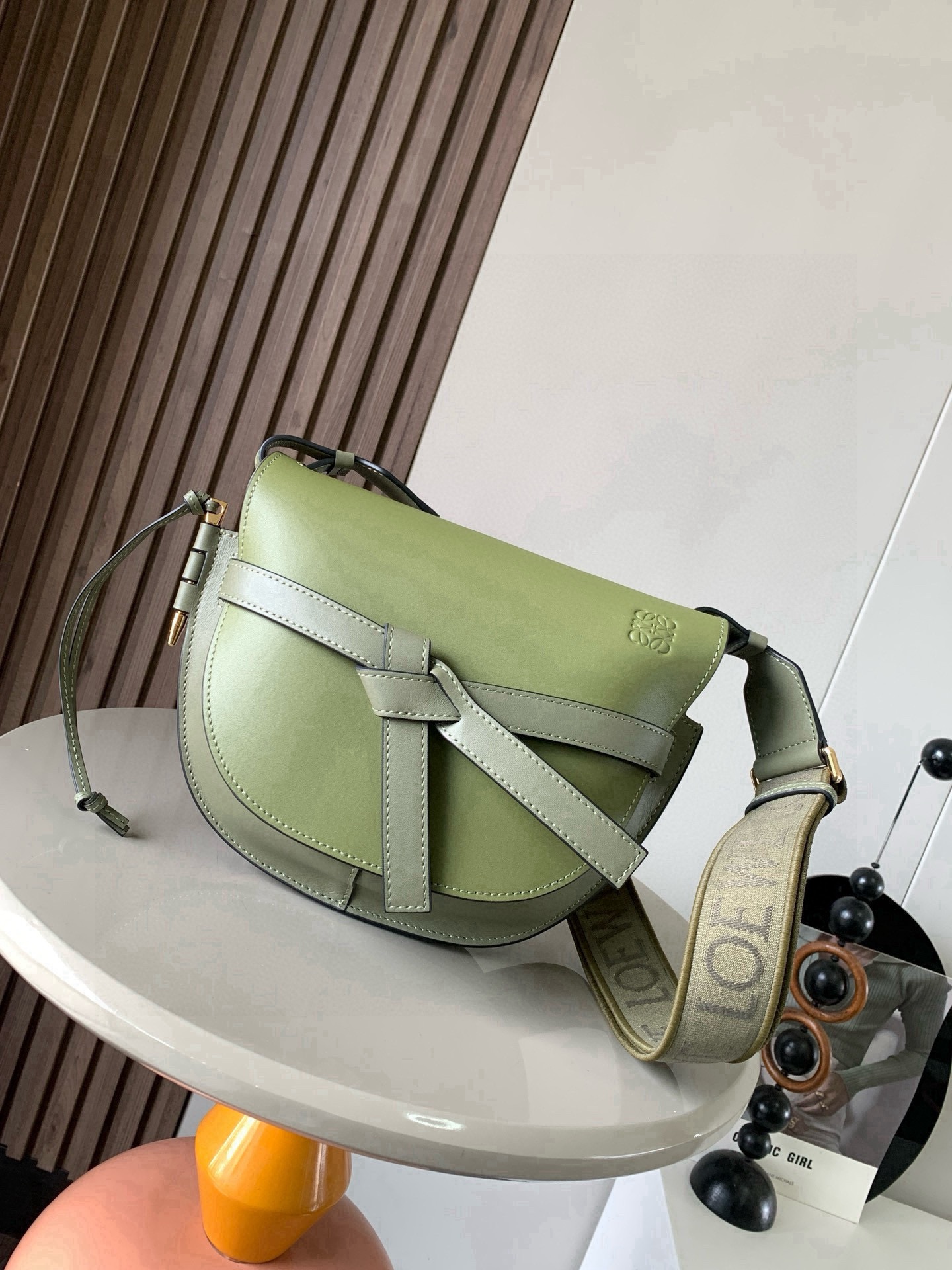 NO:853669,Popular small size 25CM new letter wide shoulder strap saddle bag Gate Duel handbag wide shoulder strap is simply the pen of the soul, giving gate a new life. The bag body is made of soft cow leather, removable and adjustable cowhide embroidered shoulder strap for single shoulder crossbody, waist bag and chest bag. The back and upper body are very elegant. The capacity is also very online. The bow is not only a decoration, but also the only socket on the bag cover. There is only one brand logo in the whole bag.  The bullet-type brass hosel has no other hardware accessories. It is completely made of high-end Western European traditional leather craftsmanship and design style. So it is lightweight and the shoulder straps can be adjusted in length. Girls of any height can handle it. This is very nice. Size 25CM~19CM~11.5CM. Style number 9004. Color: olive green, khaki green, Loewe, loewe, cowhide19860909爆款小号25CM新款字母宽肩带马鞍包Gate Duel手袋寛肩带简直是灵魂之笔赋予了gate全新的生命包身采用柔软牛皮革精制而成可拆卸调节牛皮提绣花肩带单肩斜挎、腰包 胸包都非常~背上身很显气质 容量也非常在线 蝴蝶结不仅是装饰,也是包盖的唯一插口全包只有一个带品牌精致logo 的子弹头式黄铜插鞘没有其他五金配件,完全是高大上的西欧传统皮革工艺性和设计风格So自重轻便,肩带调节长度,任何身高妹纸都可驾驭,这点很nice了 尺寸25CM~19CM~11.5CM 款号9004 颜色橄榄绿卡其绿,罗意威,loewe,cowhide,Bag