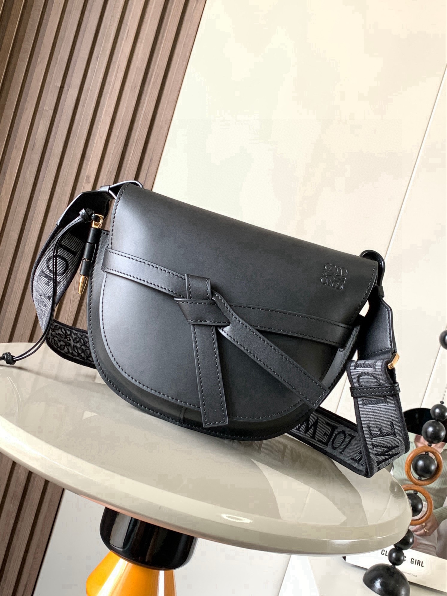 NO:853683,Popular small size 25CM new letter wide shoulder strap saddle bag Gate Duel handbag wide shoulder strap is simply the pen of the soul, giving gate a new life. The bag body is made of soft cow leather, removable and adjustable cowhide embroidered shoulder strap for single shoulder crossbody, waist bag and chest bag. The back and upper body are very elegant. The capacity is also very online. The bow is not only a decoration, but also the only socket on the bag cover. There is only one brand logo in the whole bag.  The bullet-type brass hosel has no other hardware accessories. It is completely made of high-end Western European traditional leather craftsmanship and design style. So it is lightweight and the shoulder straps can be adjusted in length. Girls of any height can handle it. This is very nice. Size 25CM~19CM~11.5CM. Style No. 9004. Color: Black, Loewe, Cowhide19860909爆款小号25CM新款字母宽肩带马鞍包Gate Duel手袋寛肩带简直是灵魂之笔赋予了gate全新的生命包身采用柔软牛皮革精制而成可拆卸调节牛皮提绣花肩带单肩斜挎、腰包 胸包都非常~背上身很显气质 容量也非常在线 蝴蝶结不仅是装饰,也是包盖的唯一插口全包只有一个带品牌精致logo 的子弹头式黄铜插鞘没有其他五金配件,完全是高大上的西欧传统皮革工艺性和设计风格So自重轻便,肩带调节长度,任何身高妹纸都可驾驭,这点很nice了 尺寸25CM~19CM~11.5CM 款号9004 颜色黑色,罗意威,loewe,cowhide,Bag